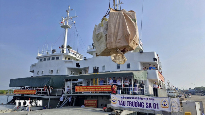 2 tàu Hải quân khởi hành mang quà Tết đến Nhà giàn DK1 và các tàu trực trên biển- Ảnh 1.