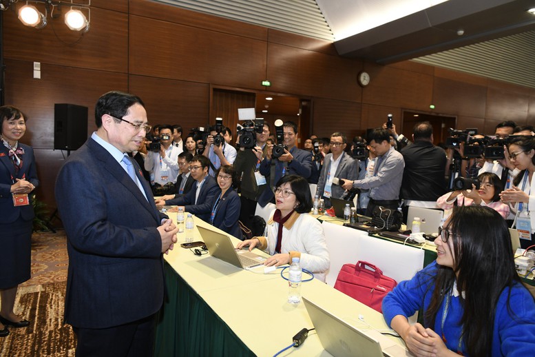 Thủ tướng Phạm Minh Chính thăm, động viên phóng viên báo chí tác nghiệp tại Đại hội XIV của Đảng- Ảnh 1.