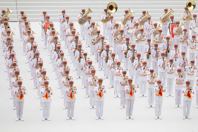 Người dân Hà Nội nô nức đi xem "concert pháo hoa quốc gia" chào mừng thành công Đại hội XIV của Đảng- Ảnh 4.