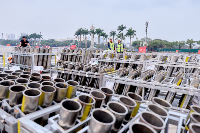 Người dân Hà Nội nô nức đi xem "concert pháo hoa quốc gia" chào mừng thành công Đại hội XIV của Đảng- Ảnh 2.