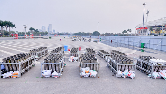 Người dân Hà Nội nô nức đi xem "concert pháo hoa quốc gia" chào mừng thành công Đại hội XIV của Đảng- Ảnh 1.