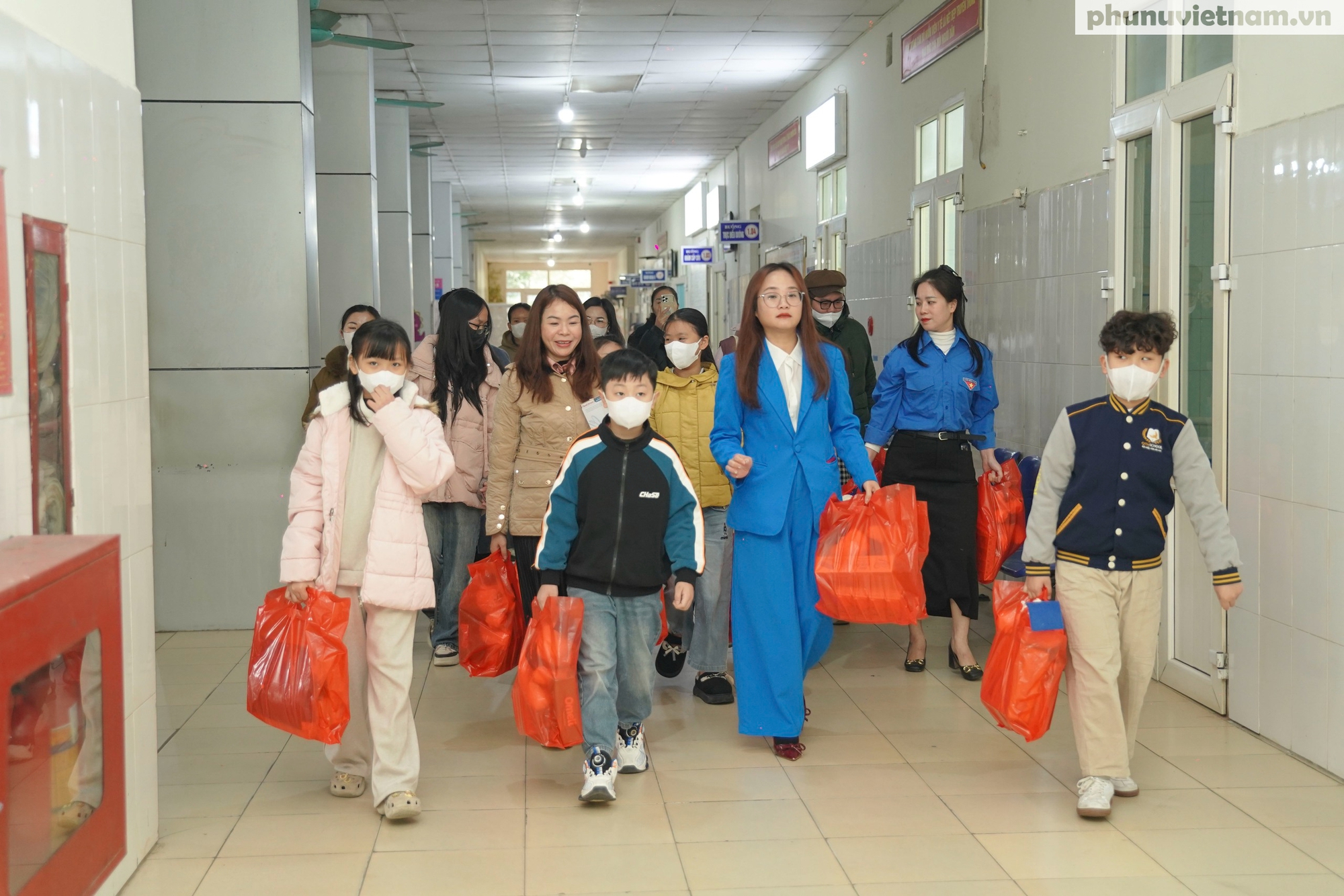 Báo Phụ nữ Việt Nam và thí sinh MC Nhí mang "Tết ấm" đến với bệnh nhi nghèo ở Thanh Hóa- Ảnh 2.