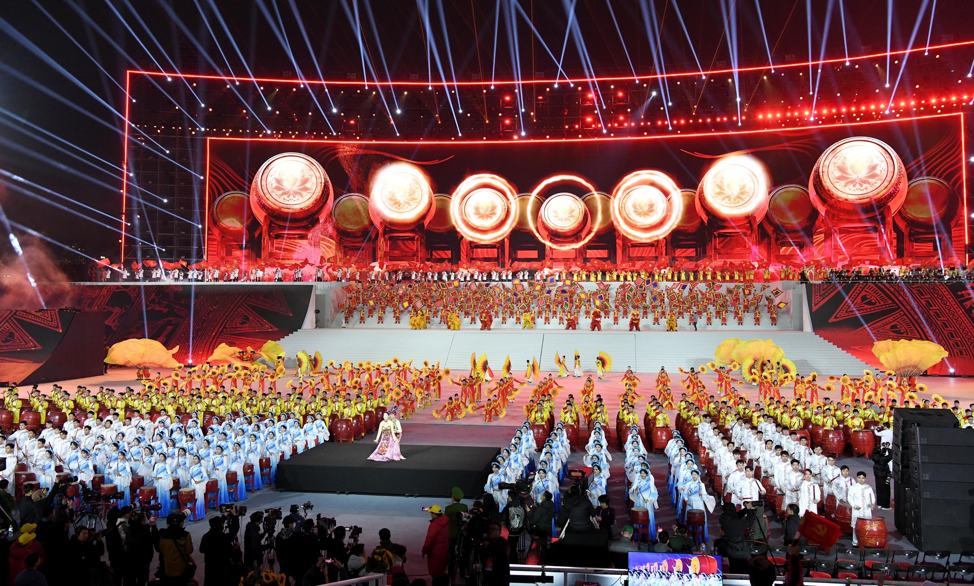 Tổng Bí thư Tô Lâm và lãnh đạo Đảng, Nhà nước dự Chương trình nghệ thuật đặc biệt "Dưới lá cờ vẻ vang của Đảng"- Ảnh 8.