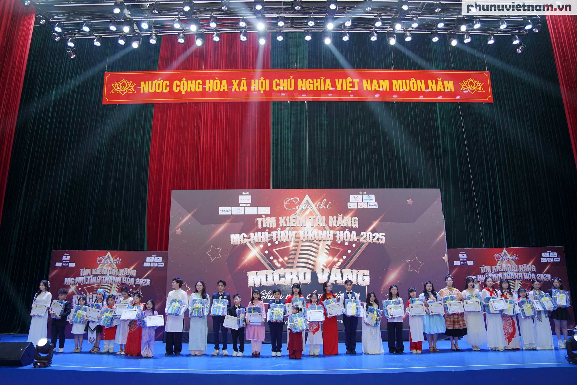 Chung kết "MC Nhí - Micro Vàng": Màn tranh tài sôi động "Chạm mic, chạm ước mơ" của 30 thí sinh- Ảnh 1. Chung kết "MC Nhí - Micro Vàng": Màn tranh tài sôi động "Chạm mic, chạm ước mơ" của 30 thí sinh- Ảnh 1.