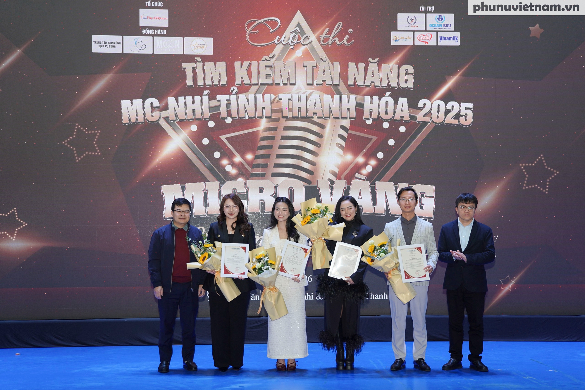 Chung kết "MC Nhí - Micro Vàng": Màn tranh tài sôi động "Chạm mic, chạm ước mơ" của 30 thí sinh- Ảnh 4. Chung kết "MC Nhí - Micro Vàng": Màn tranh tài sôi động "Chạm mic, chạm ước mơ" của 30 thí sinh- Ảnh 4.