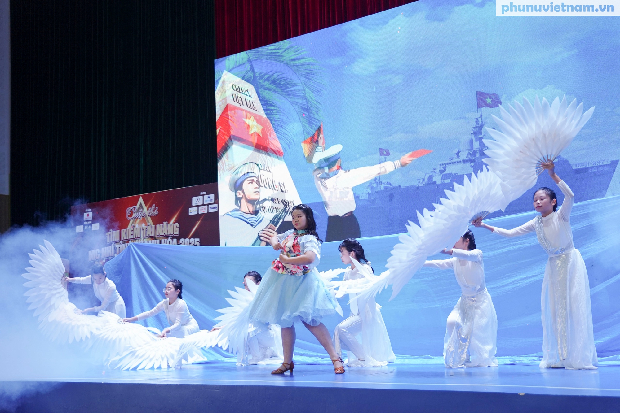 Chung kết "MC Nhí - Micro Vàng": Màn tranh tài sôi động "Chạm mic, chạm ước mơ" của 30 thí sinh- Ảnh 5. Chung kết "MC Nhí - Micro Vàng": Màn tranh tài sôi động "Chạm mic, chạm ước mơ" của 30 thí sinh- Ảnh 5.