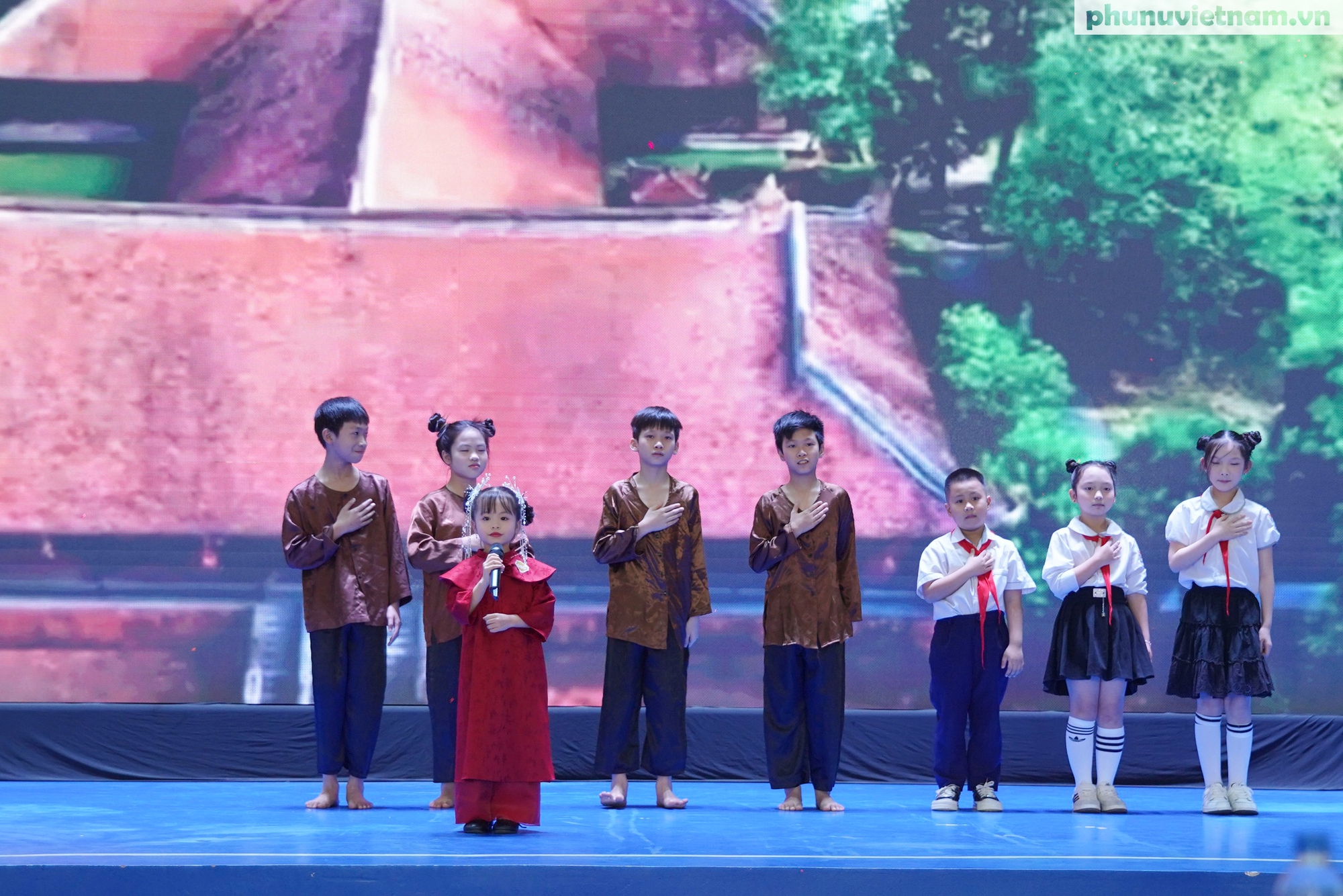 Chung kết "MC Nhí - Micro Vàng": Màn tranh tài sôi động "Chạm mic, chạm ước mơ" của 30 thí sinh- Ảnh 6. Chung kết "MC Nhí - Micro Vàng": Màn tranh tài sôi động "Chạm mic, chạm ước mơ" của 30 thí sinh- Ảnh 6.