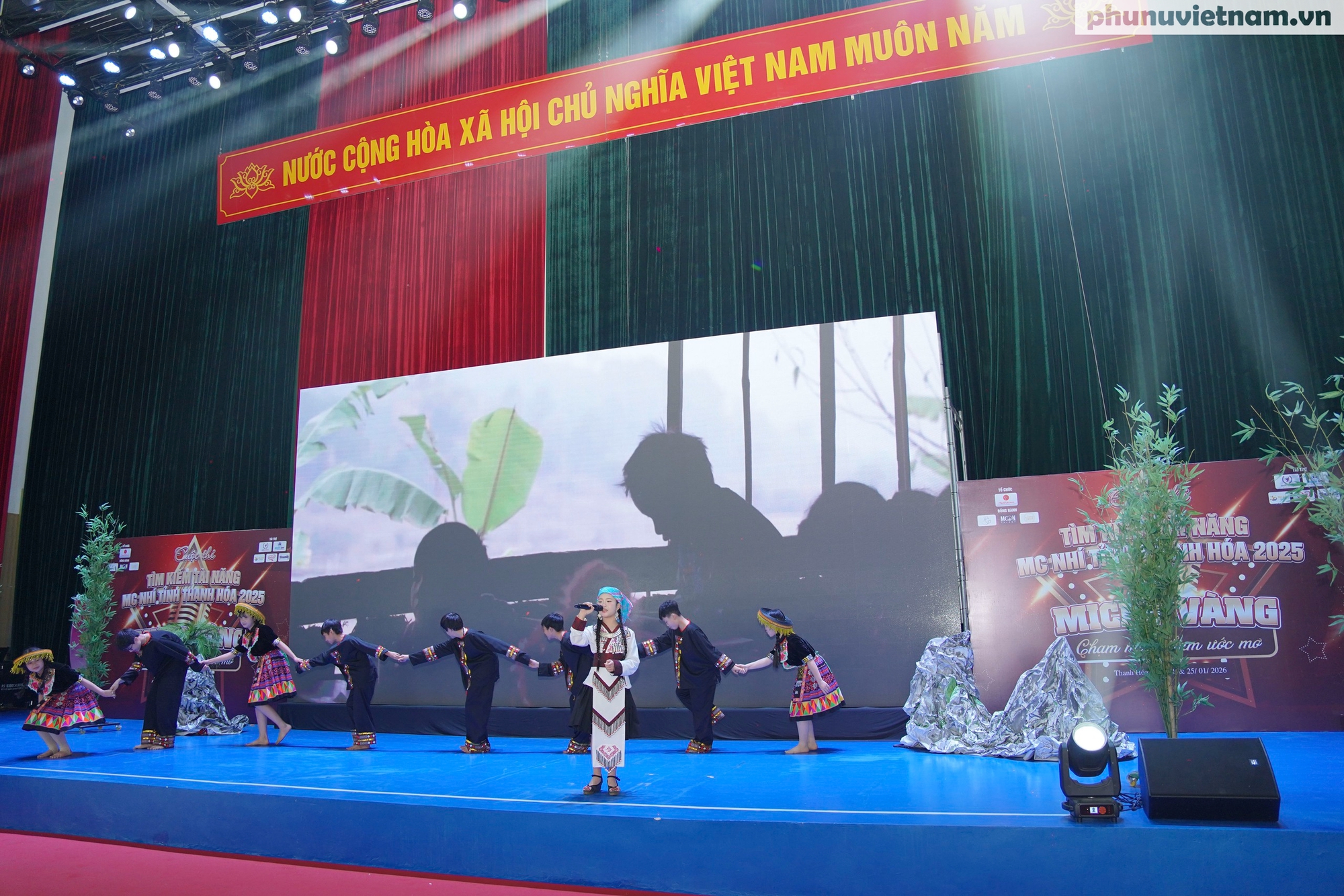 Chung kết "MC Nhí - Micro Vàng": Màn tranh tài sôi động "Chạm mic, chạm ước mơ" của 30 thí sinh- Ảnh 11. Chung kết "MC Nhí - Micro Vàng": Màn tranh tài sôi động "Chạm mic, chạm ước mơ" của 30 thí sinh- Ảnh 11.