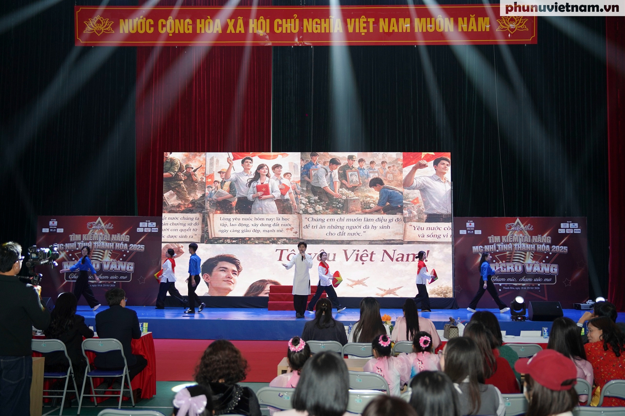 Chung kết "MC Nhí - Micro Vàng": Màn tranh tài sôi động "Chạm mic, chạm ước mơ" của 30 thí sinh- Ảnh 14. Chung kết "MC Nhí - Micro Vàng": Màn tranh tài sôi động "Chạm mic, chạm ước mơ" của 30 thí sinh- Ảnh 14.