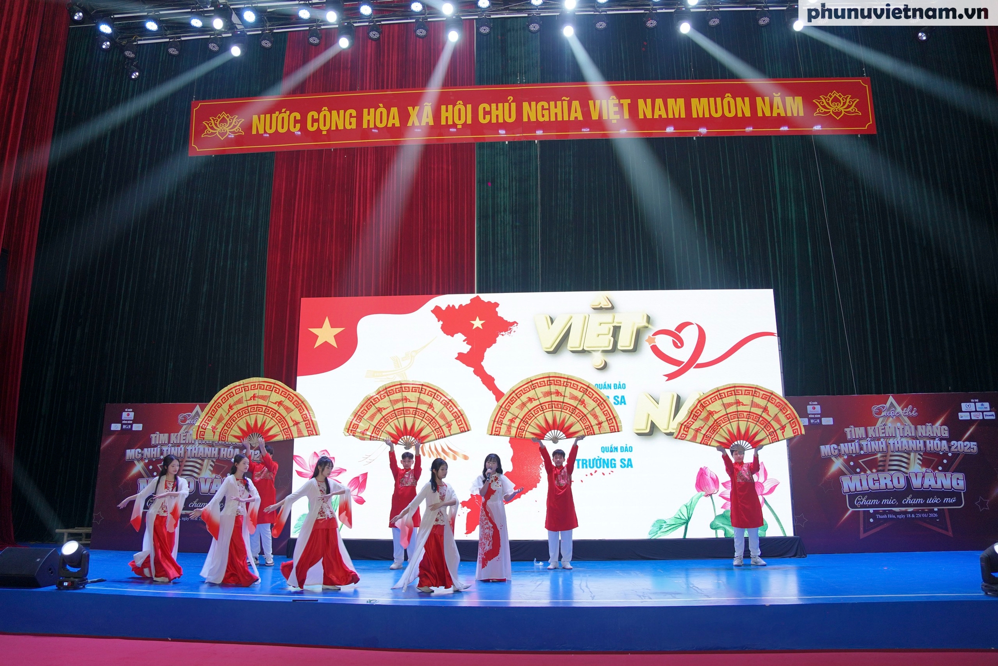 Chung kết "MC Nhí - Micro Vàng": Màn tranh tài sôi động "Chạm mic, chạm ước mơ" của 30 thí sinh- Ảnh 15. Chung kết "MC Nhí - Micro Vàng": Màn tranh tài sôi động "Chạm mic, chạm ước mơ" của 30 thí sinh- Ảnh 15.