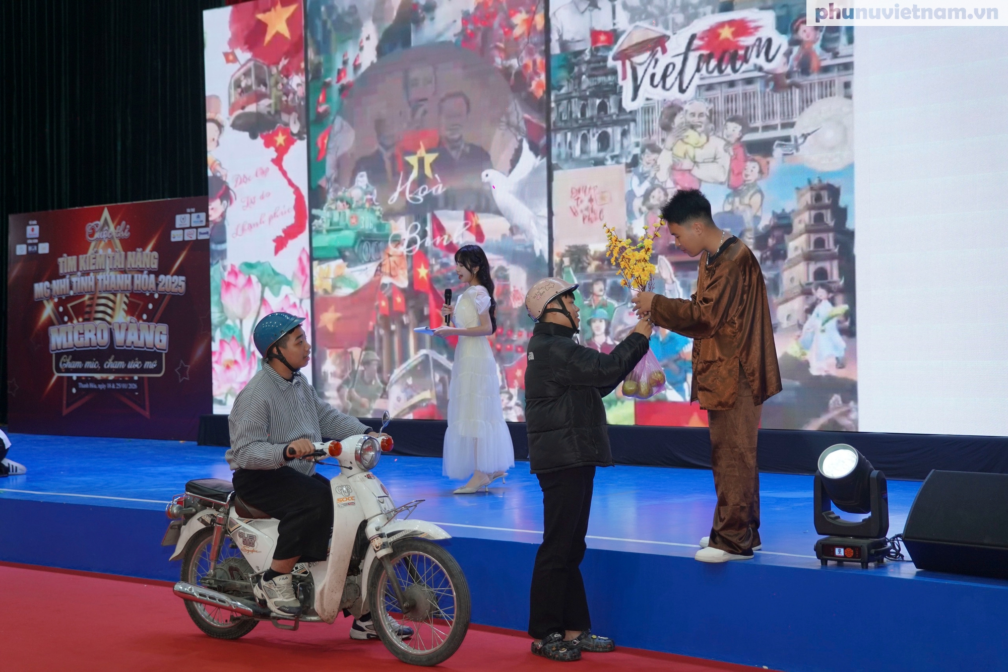 Chung kết "MC Nhí - Micro Vàng": Màn tranh tài sôi động "Chạm mic, chạm ước mơ" của 30 thí sinh- Ảnh 18. Chung kết "MC Nhí - Micro Vàng": Màn tranh tài sôi động "Chạm mic, chạm ước mơ" của 30 thí sinh- Ảnh 18.