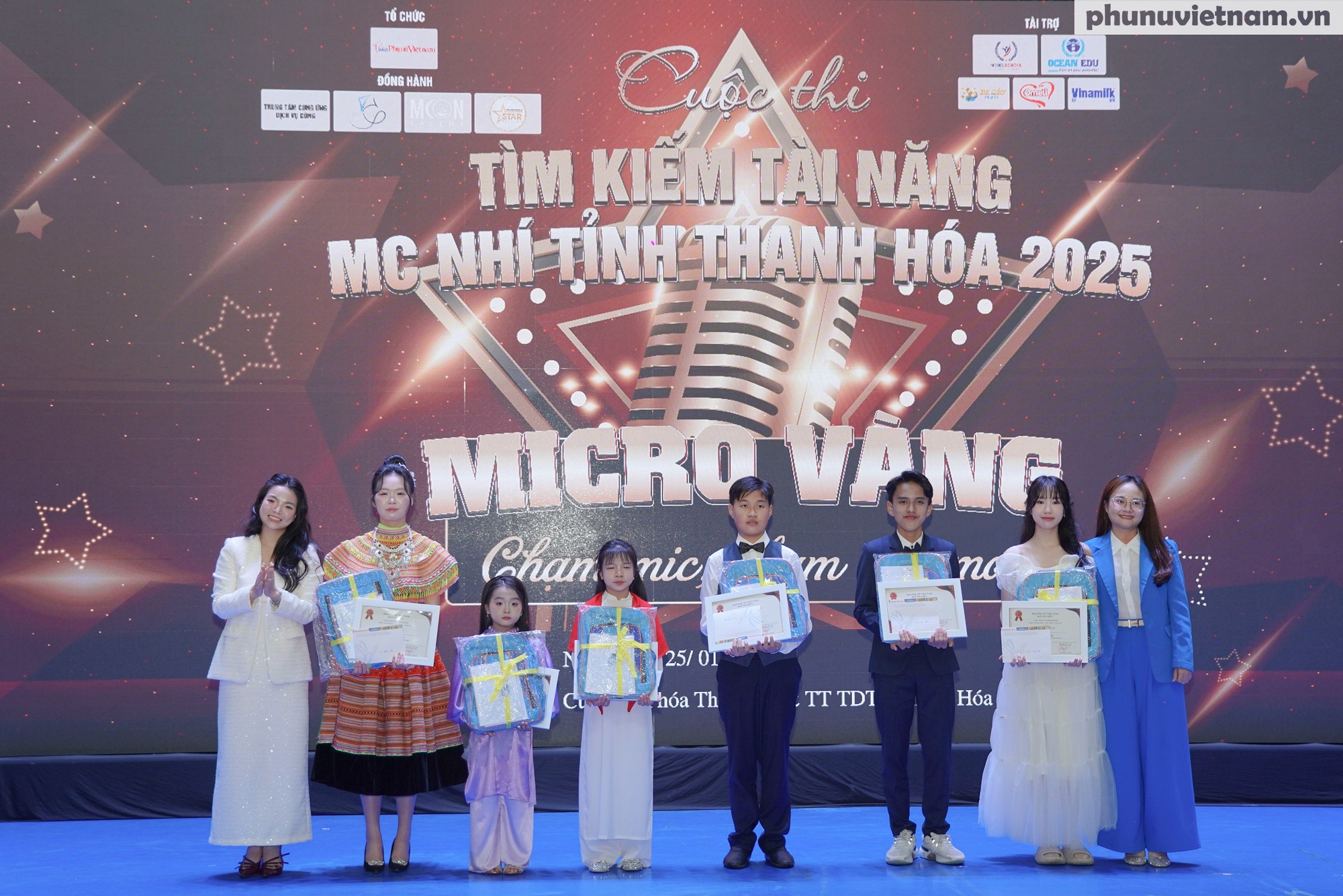 Chung kết "MC Nhí - Micro Vàng": Màn tranh tài sôi động "Chạm mic, chạm ước mơ" của 30 thí sinh- Ảnh 21. Chung kết "MC Nhí - Micro Vàng": Màn tranh tài sôi động "Chạm mic, chạm ước mơ" của 30 thí sinh- Ảnh 21.