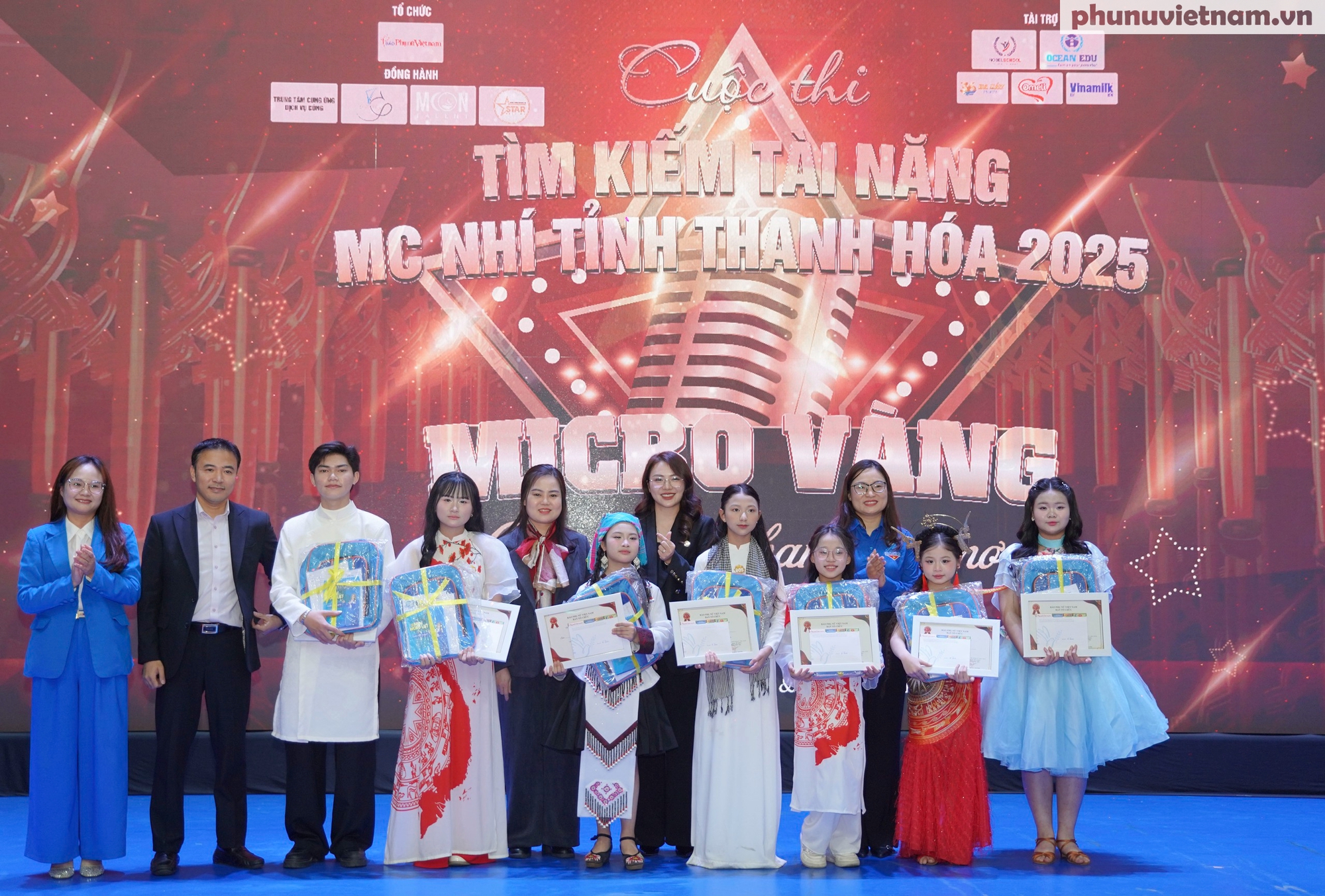 Chung kết "MC Nhí - Micro Vàng": Màn tranh tài sôi động "Chạm mic, chạm ước mơ" của 30 thí sinh- Ảnh 22. Chung kết "MC Nhí - Micro Vàng": Màn tranh tài sôi động "Chạm mic, chạm ước mơ" của 30 thí sinh- Ảnh 22.