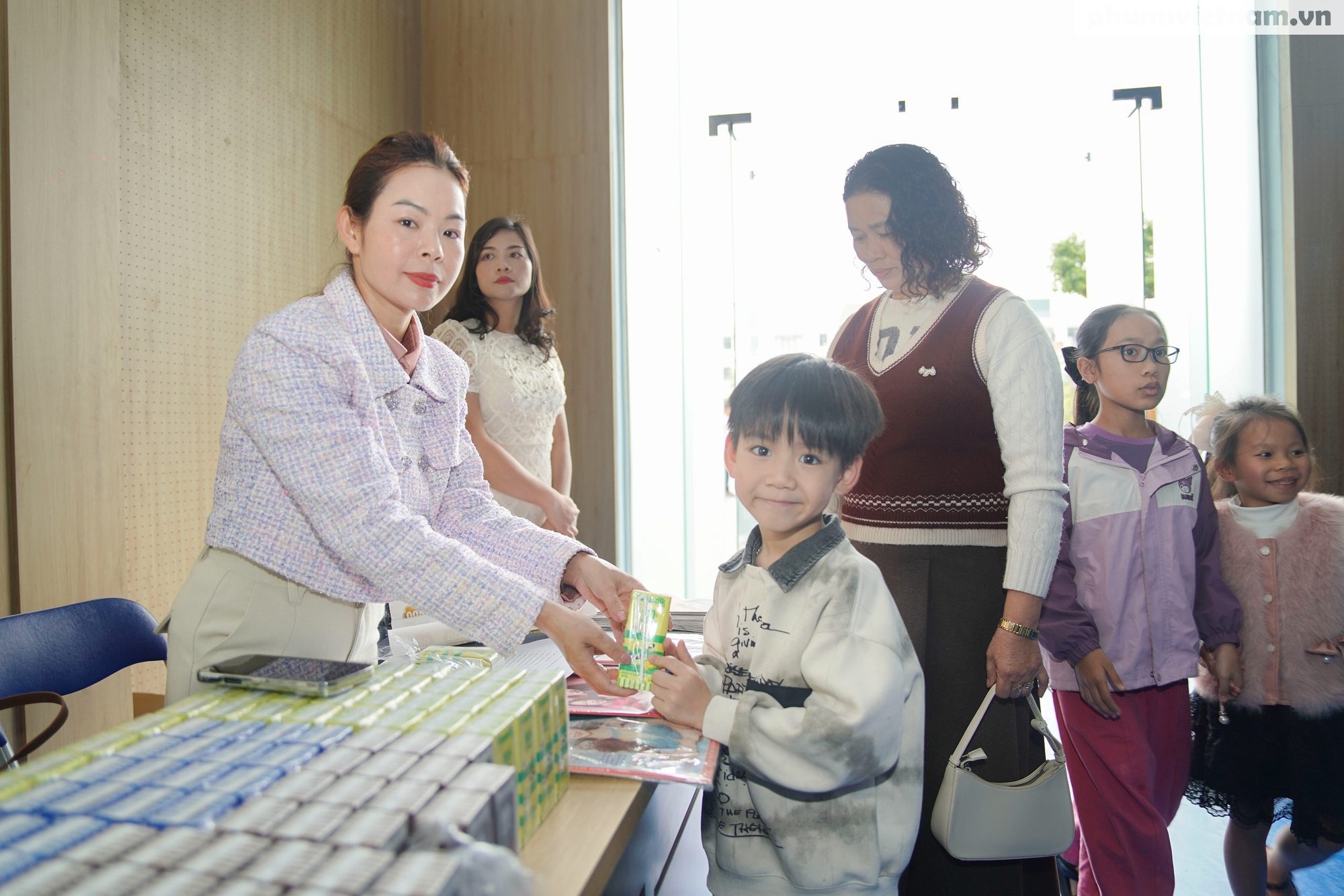 Vinamilk "tiếp năng lượng" cho hàng trăm thí sinh, khán giả tại Chung kết "MC Nhí - Micro Vàng"- Ảnh 2.