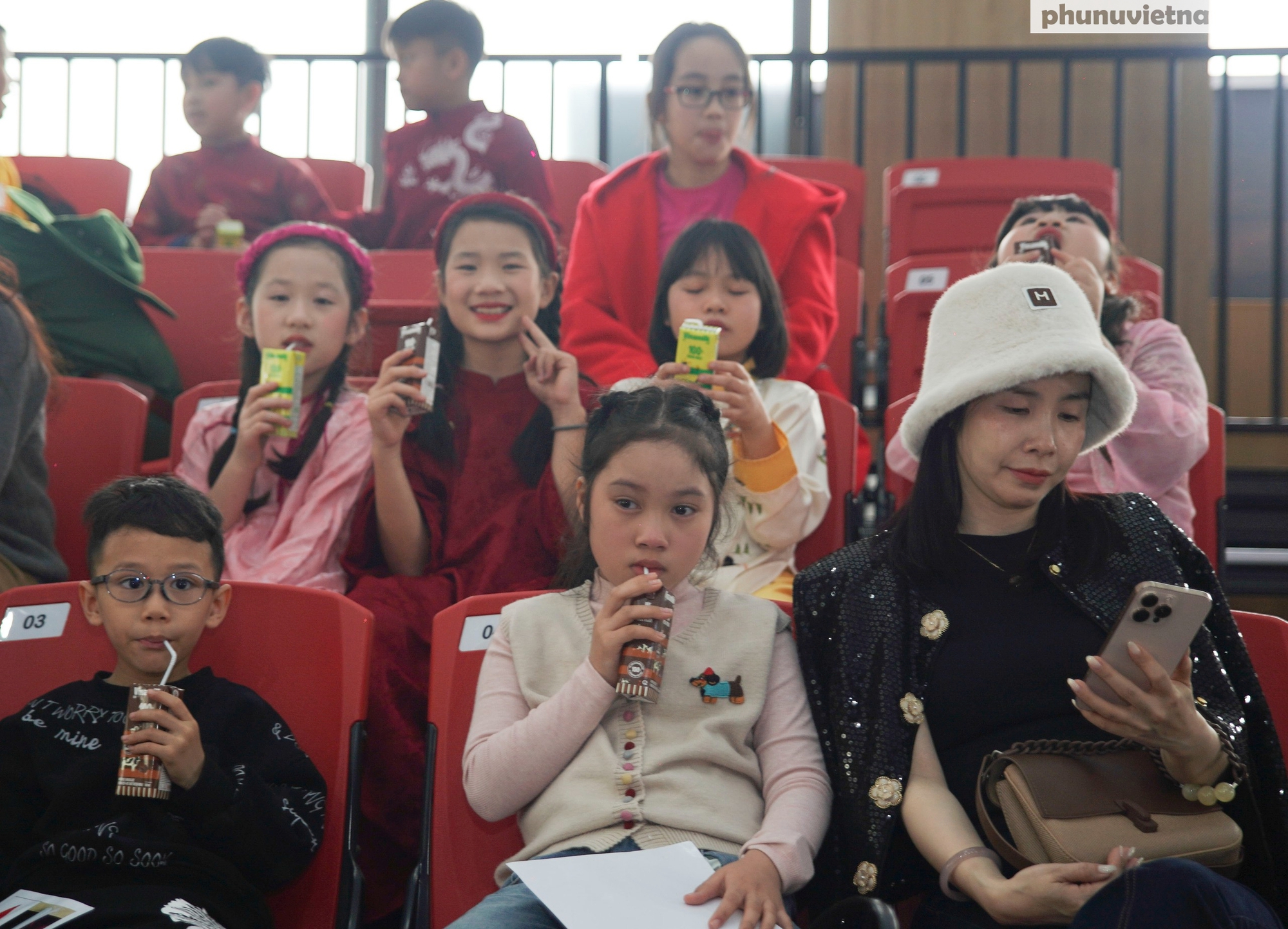 Vinamilk "tiếp năng lượng" cho hàng trăm thí sinh, khán giả tại Chung kết "MC Nhí - Micro Vàng"- Ảnh 11.