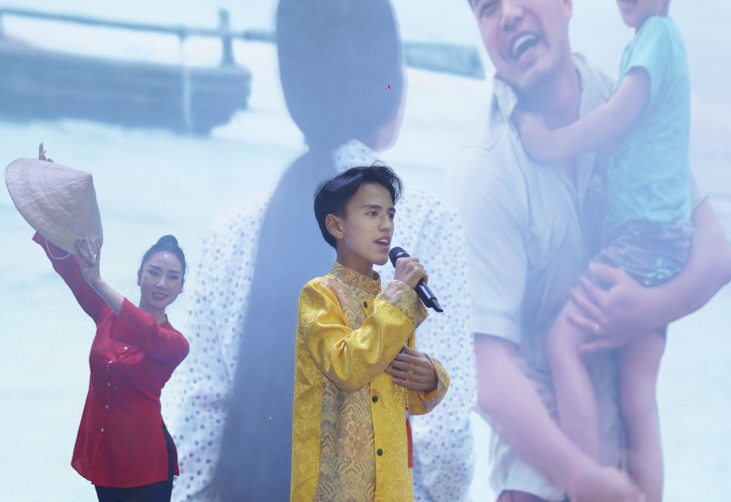 Chung kết "MC Nhí - Micro Vàng": Màn tranh tài sôi động "Chạm mic, chạm ước mơ" của 30 thí sinh- Ảnh 20. Chung kết "MC Nhí - Micro Vàng": Màn tranh tài sôi động "Chạm mic, chạm ước mơ" của 30 thí sinh- Ảnh 20.