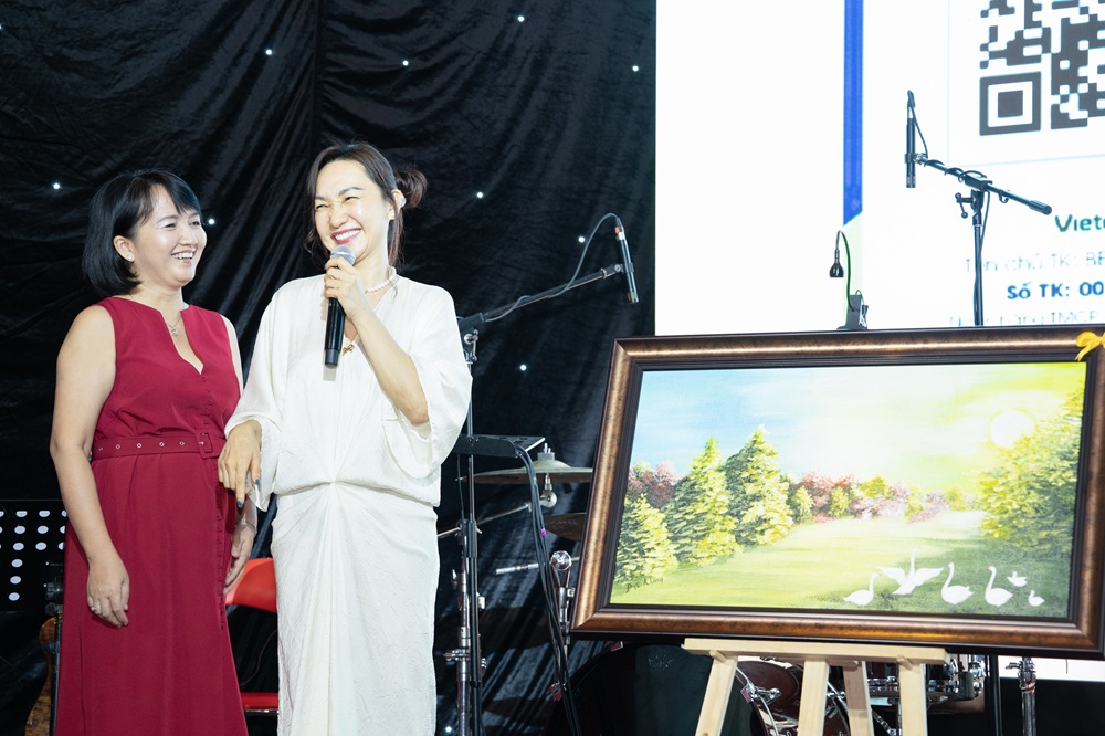 "Ca sĩ Blouse trắng" cùng hát để chia sẻ với bệnh nhân khó khăn- Ảnh 3. "Ca sĩ Blouse trắng" cùng hát để chia sẻ với bệnh nhân khó khăn- Ảnh 3.