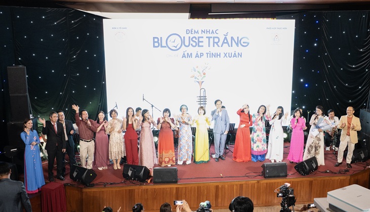 "Ca sĩ Blouse trắng" cùng hát để chia sẻ với bệnh nhân khó khăn- Ảnh 2. "Ca sĩ Blouse trắng" cùng hát để chia sẻ với bệnh nhân khó khăn- Ảnh 2.