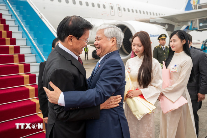 Tổng Bí thư, Chủ tịch nước Lào và Phu nhân đến Hà Nội, bắt đầu thăm cấp Nhà nước tới Việt Nam- Ảnh 1.