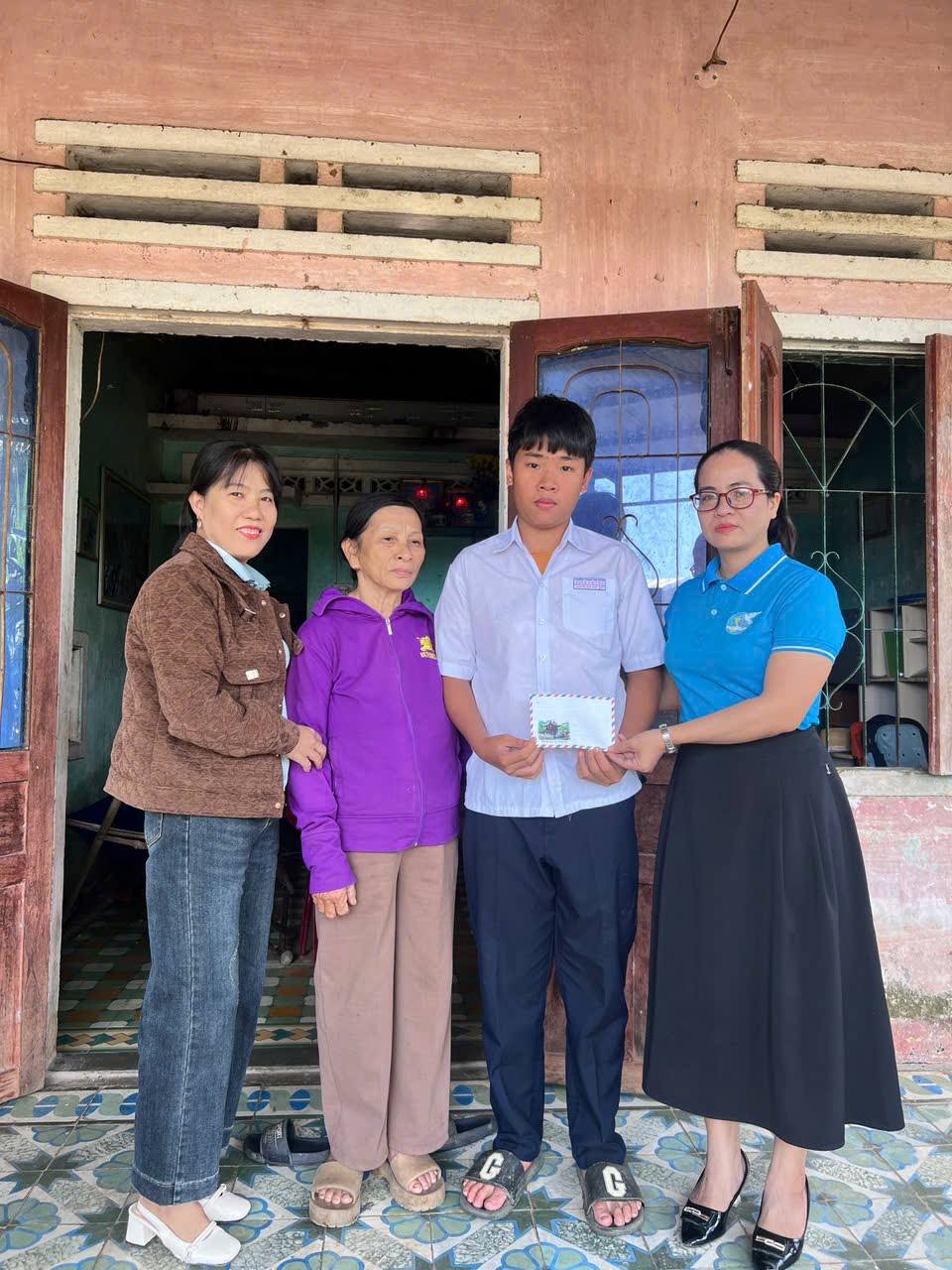 Hội LHPN tỉnh Quảng Ngãi mang mùa xuân ấm áp đến các gia đình chính sách, con đỡ đầu- Ảnh 3. Hội LHPN tỉnh Quảng Ngãi mang mùa xuân ấm áp đến các gia đình chính sách, con đỡ đầu- Ảnh 3.