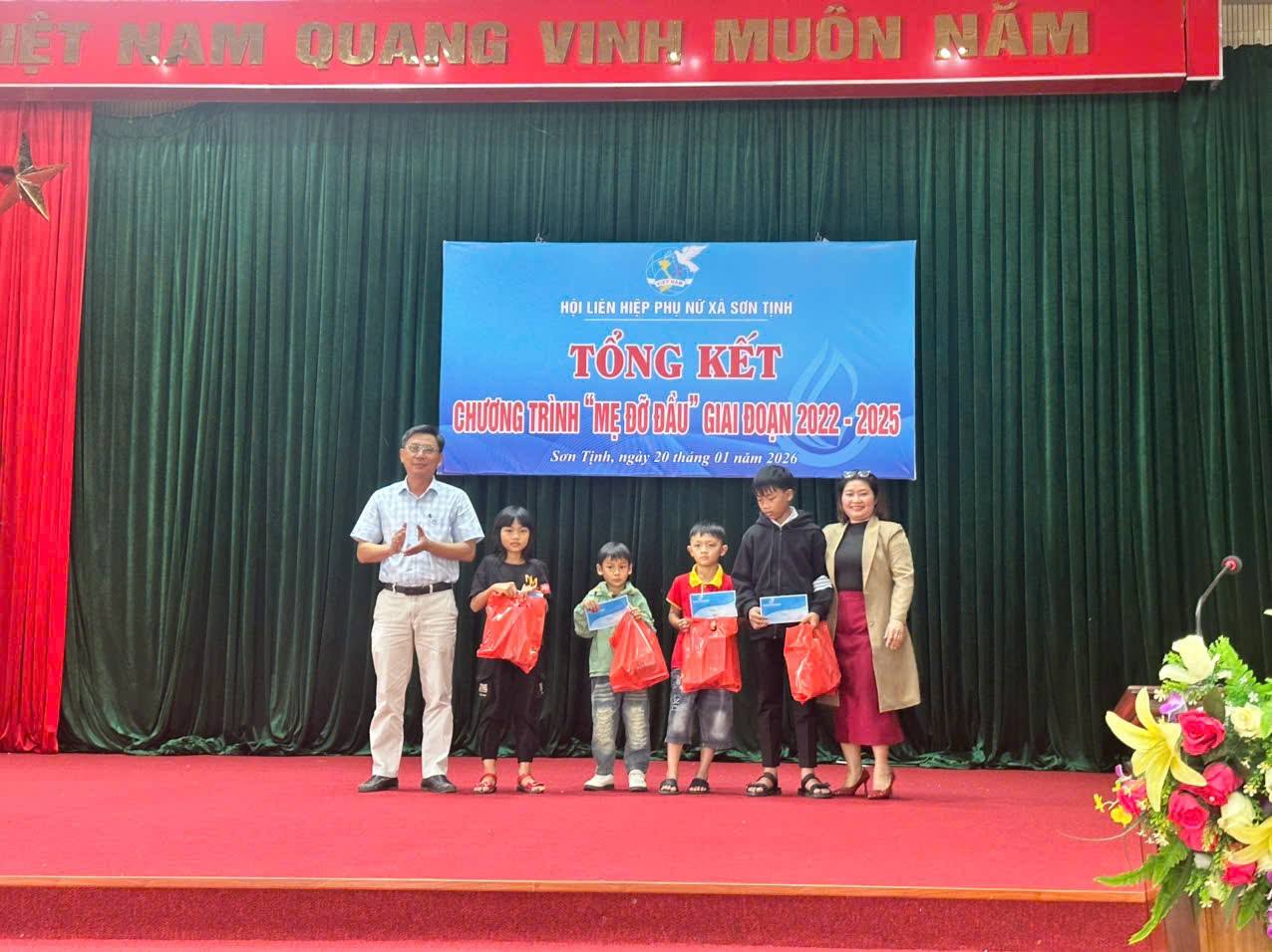 Hội LHPN tỉnh Quảng Ngãi mang mùa xuân ấm áp đến các gia đình chính sách, con đỡ đầu- Ảnh 6. Hội LHPN tỉnh Quảng Ngãi mang mùa xuân ấm áp đến các gia đình chính sách, con đỡ đầu- Ảnh 6.