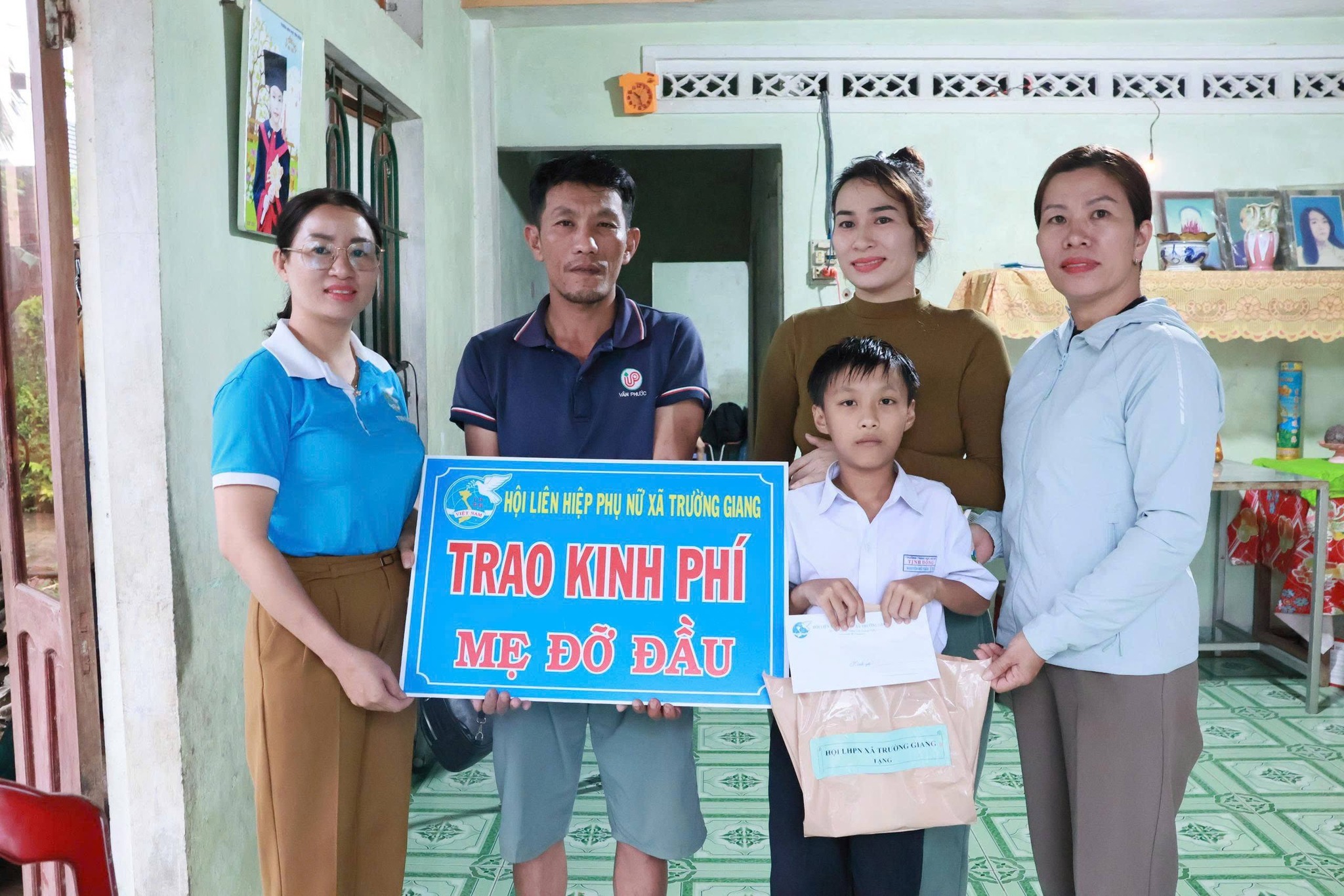 Hội LHPN tỉnh Quảng Ngãi mang mùa xuân ấm áp đến các gia đình chính sách, con đỡ đầu- Ảnh 4. Hội LHPN tỉnh Quảng Ngãi mang mùa xuân ấm áp đến các gia đình chính sách, con đỡ đầu- Ảnh 4.