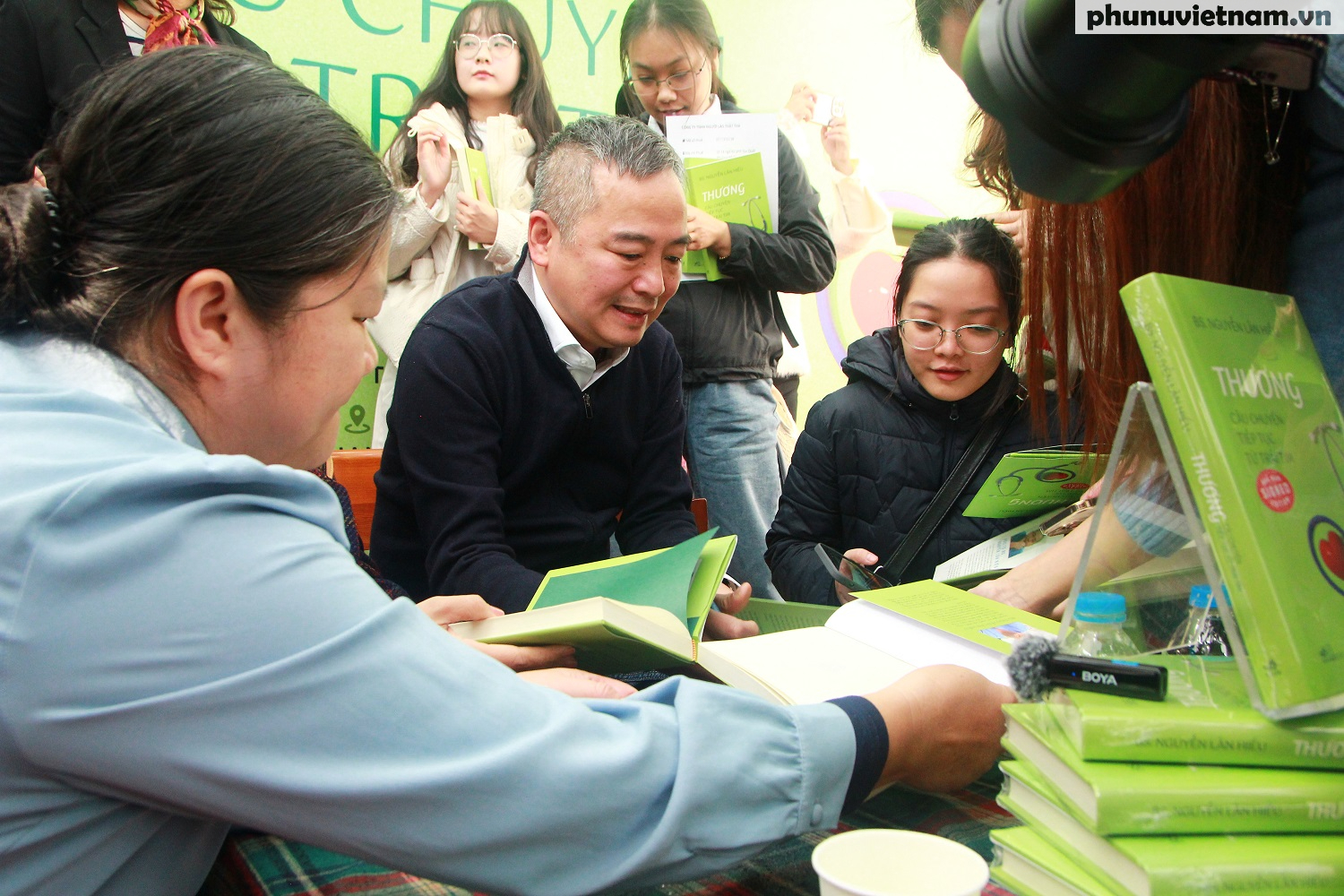 Bác sĩ Nguyễn Lân Hiếu ra mắt sách "Thương - Viết tiếp câu chuyện từ trái tim"- Ảnh 1. Bác sĩ Nguyễn Lân Hiếu ra mắt sách "Thương - Viết tiếp câu chuyện từ trái tim"- Ảnh 1.