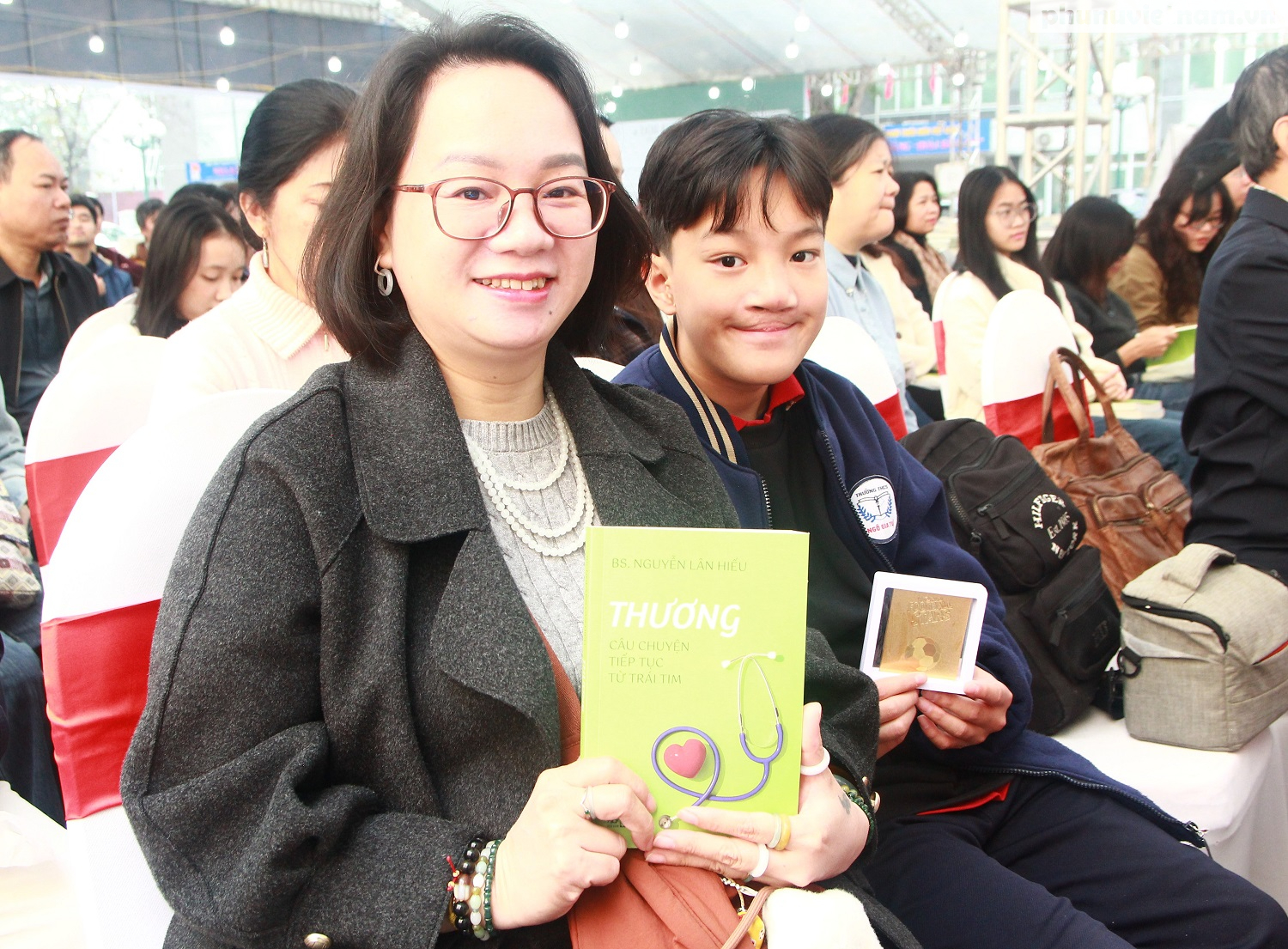 Bác sĩ Nguyễn Lân Hiếu ra mắt sách "Thương - Viết tiếp câu chuyện từ trái tim"- Ảnh 2. Bác sĩ Nguyễn Lân Hiếu ra mắt sách "Thương - Viết tiếp câu chuyện từ trái tim"- Ảnh 2.