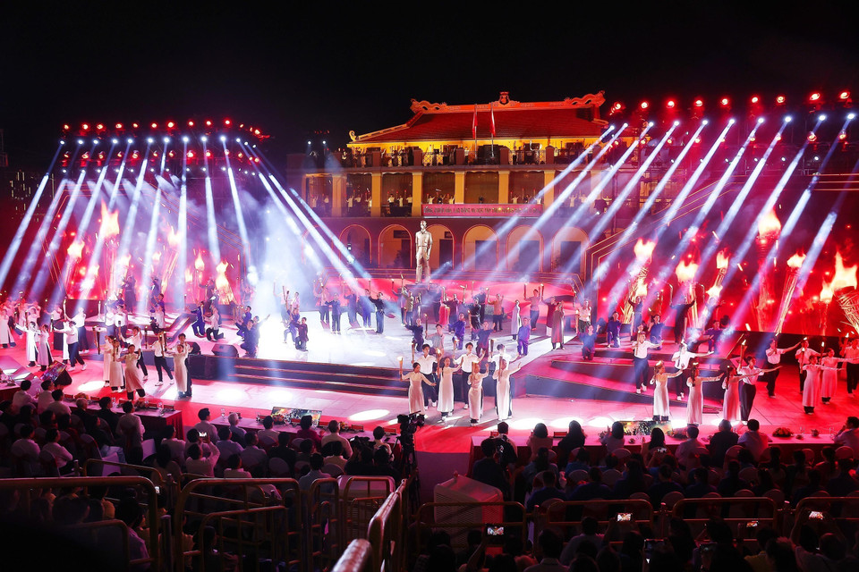 Lãnh đạo Đảng, Nhà nước dự cầu truyền hình Kỷ niệm 85 năm Ngày Bác Hồ về nước- Ảnh 3.