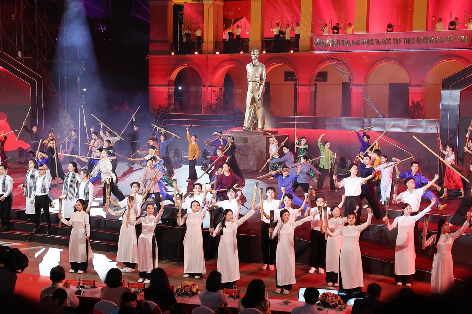 Lãnh đạo Đảng, Nhà nước dự cầu truyền hình Kỷ niệm 85 năm Ngày Bác Hồ về nước- Ảnh 4.