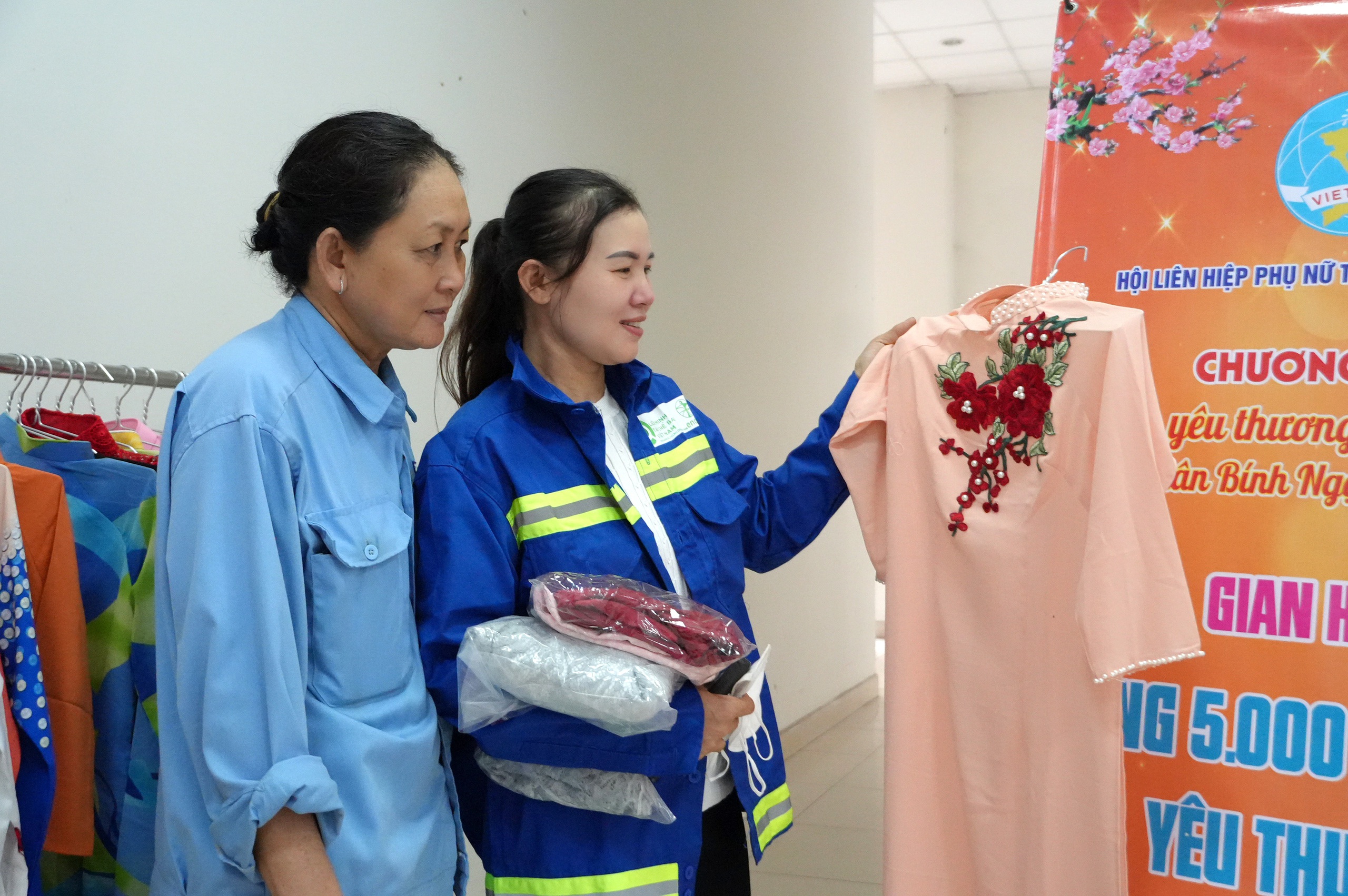 Hội LHPN TPHCM tặng 500 phần quà Tết cho nữ công nhân môi trường- Ảnh 6. Hội LHPN TPHCM tặng 500 phần quà Tết cho nữ công nhân môi trường- Ảnh 6.