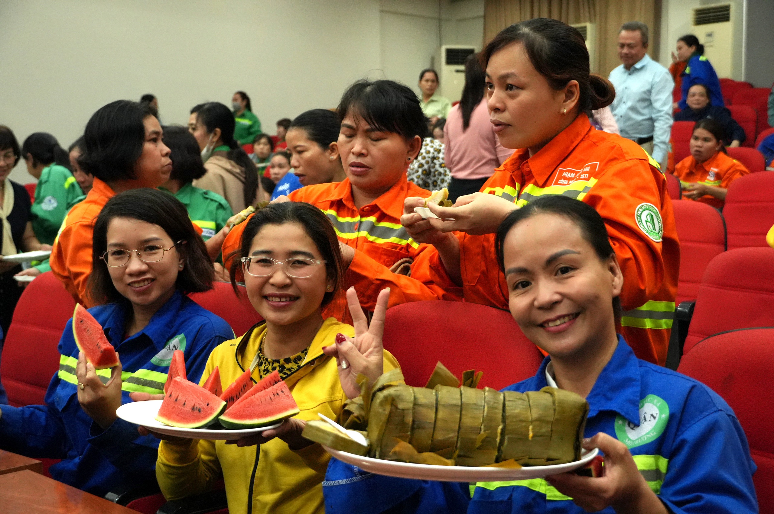 Hội LHPN TPHCM tặng 500 phần quà Tết cho nữ công nhân môi trường- Ảnh 5. Hội LHPN TPHCM tặng 500 phần quà Tết cho nữ công nhân môi trường- Ảnh 5.