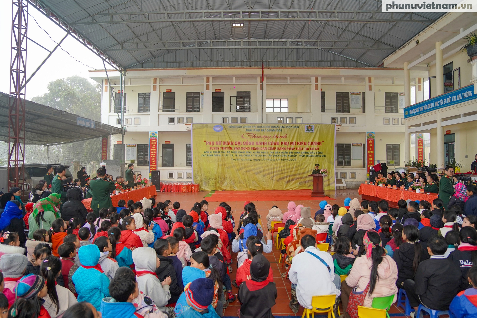 Phụ nữ Quân đội đồng hành cùng phụ nữ, trẻ em nghèo ở biên cương đón Xuân Bính Ngọ- Ảnh 1.