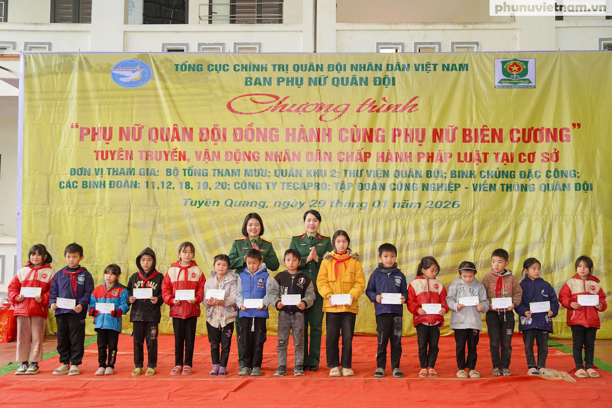 Phụ nữ Quân đội đồng hành cùng phụ nữ, trẻ em nghèo ở biên cương đón Xuân Bính Ngọ- Ảnh 2.