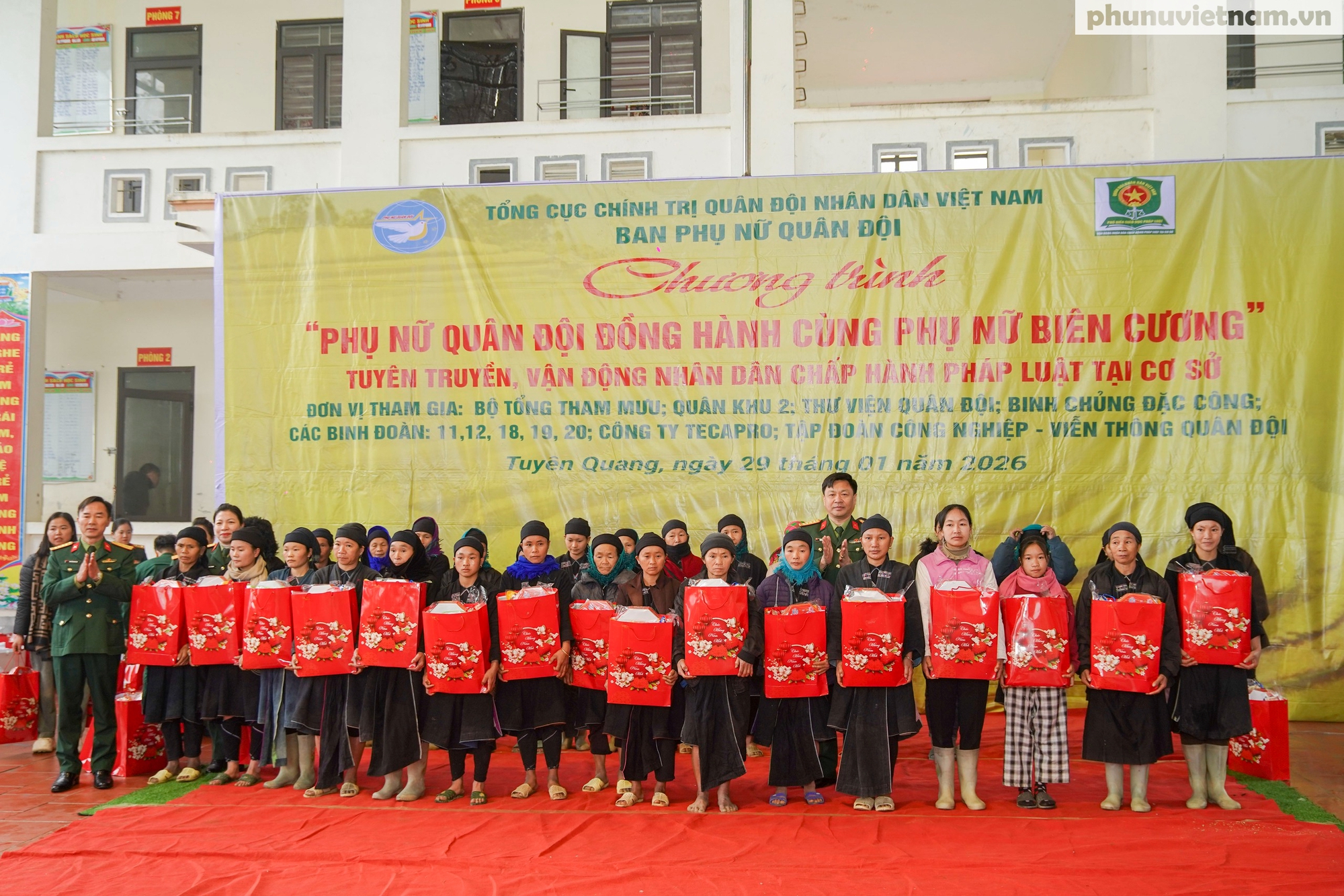 Phụ nữ Quân đội đồng hành cùng phụ nữ, trẻ em nghèo ở biên cương đón Xuân Bính Ngọ- Ảnh 3.