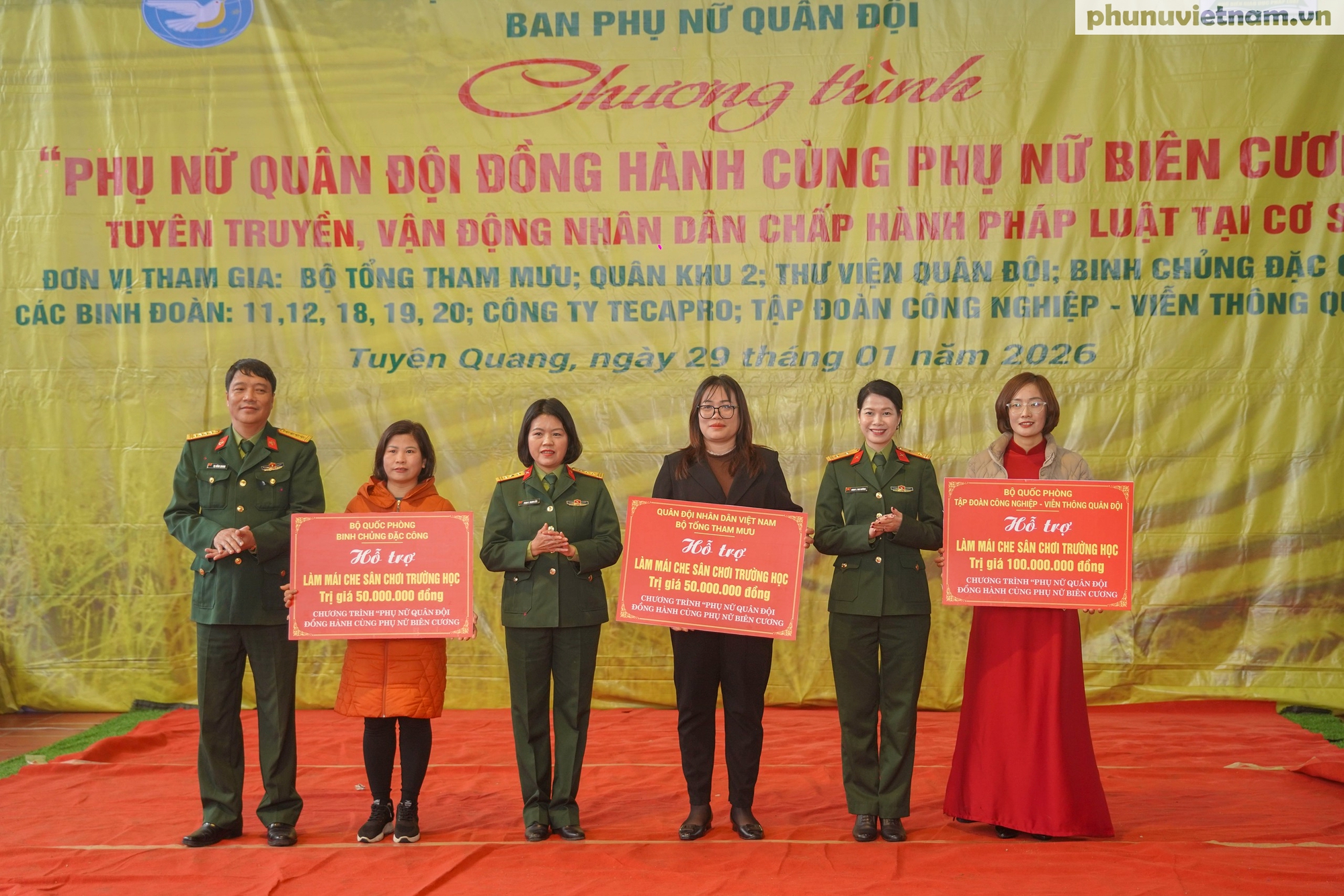 Phụ nữ Quân đội đồng hành cùng phụ nữ, trẻ em nghèo ở biên cương đón Xuân Bính Ngọ- Ảnh 5.