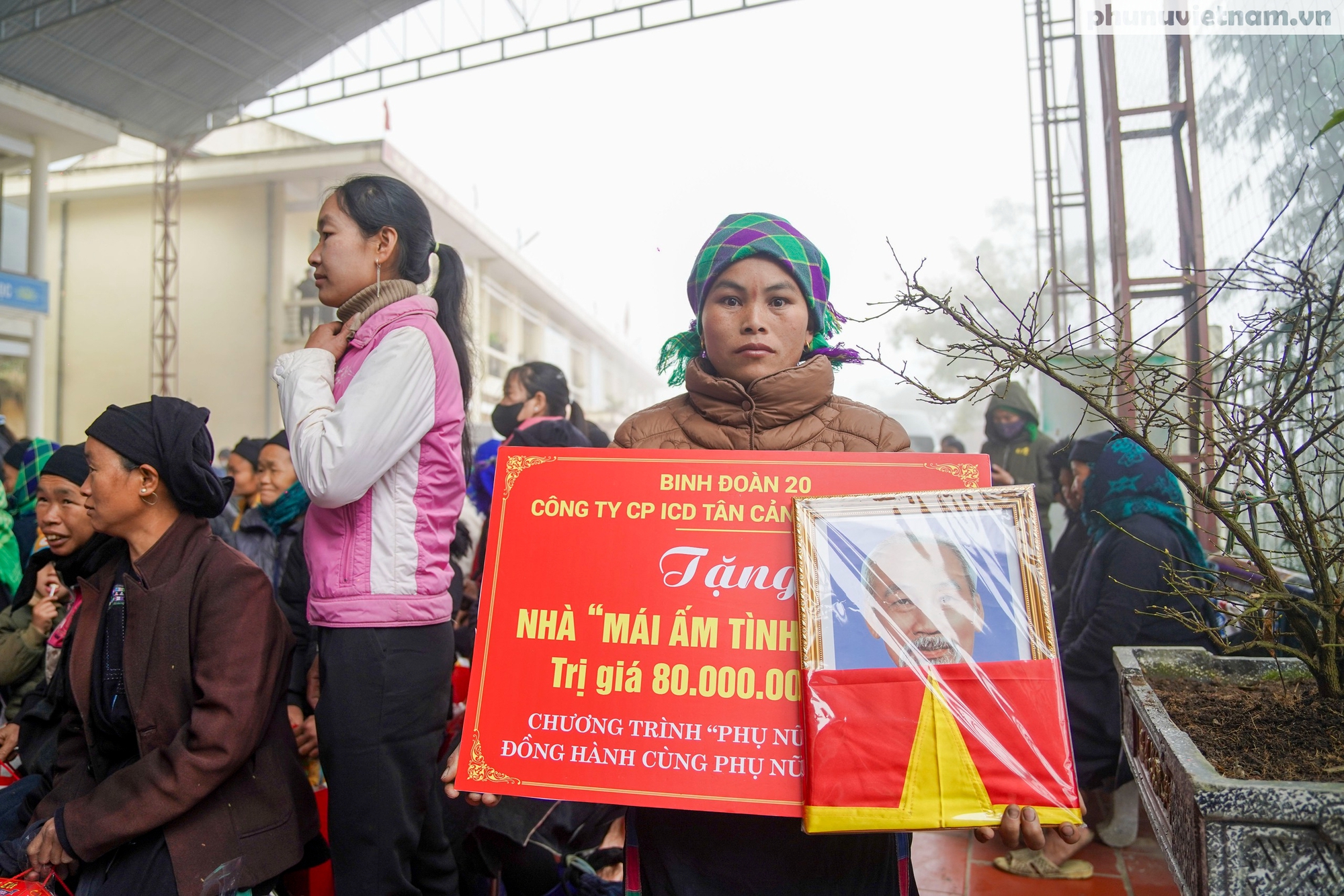 Phụ nữ Quân đội đồng hành cùng phụ nữ, trẻ em nghèo ở biên cương đón Xuân Bính Ngọ- Ảnh 9.