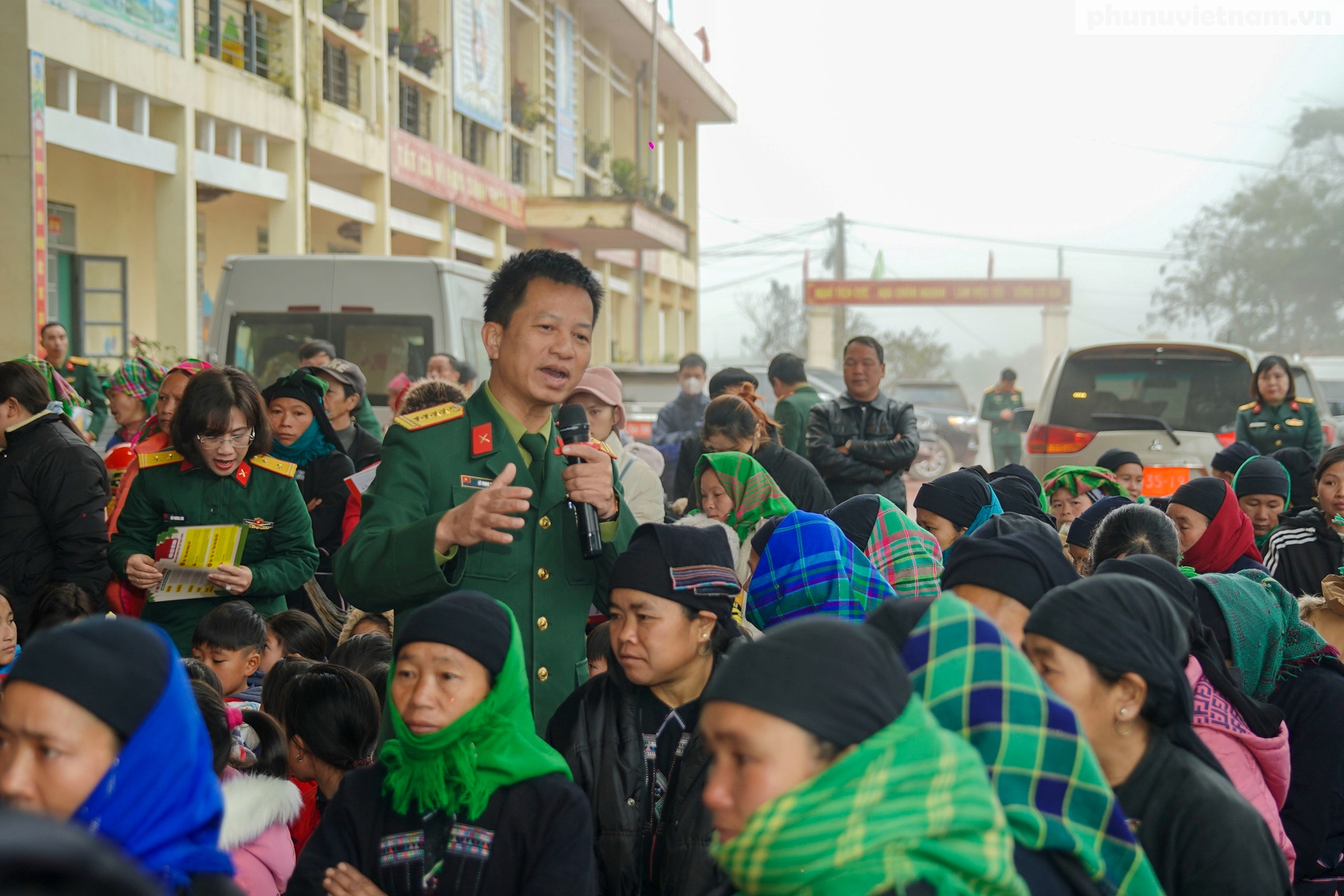 Phụ nữ Quân đội đồng hành cùng phụ nữ, trẻ em nghèo ở biên cương đón Xuân Bính Ngọ- Ảnh 12.