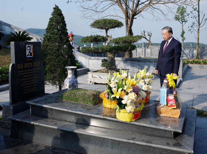 Tổng Bí thư Tô Lâm dâng hương tưởng niệm các Tổng Bí thư Trần Phú và Hà Huy Tập- Ảnh 1.
