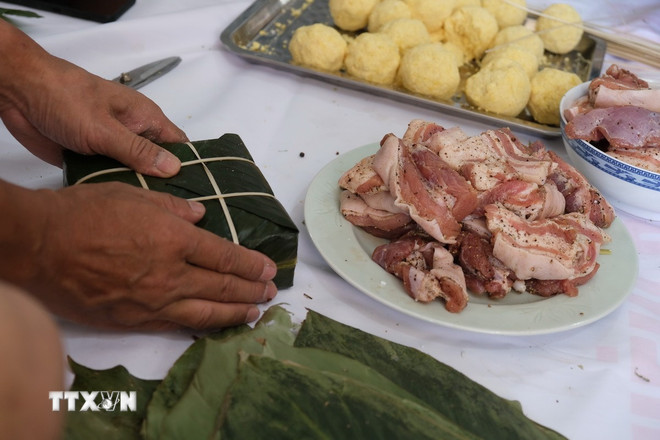 Gói bánh chưng nơi xa vạn dặm, giữ gìn hương Tết Việt trên đất Nam Phi- Ảnh 1.