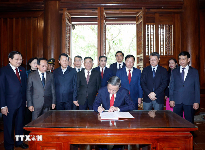 Tổng Bí thư Tô Lâm dâng hương tưởng niệm Chủ tịch Hồ Chí Minh tại Nghệ An- Ảnh 1.