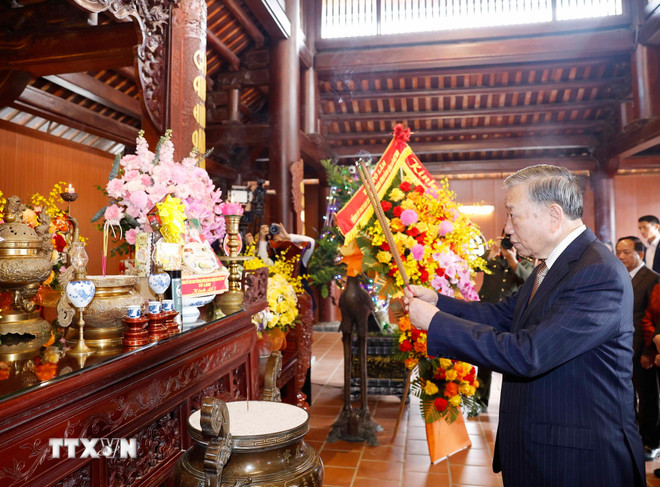Tổng Bí thư Tô Lâm dâng hương tưởng niệm Chủ tịch Hồ Chí Minh tại Nghệ An- Ảnh 2.