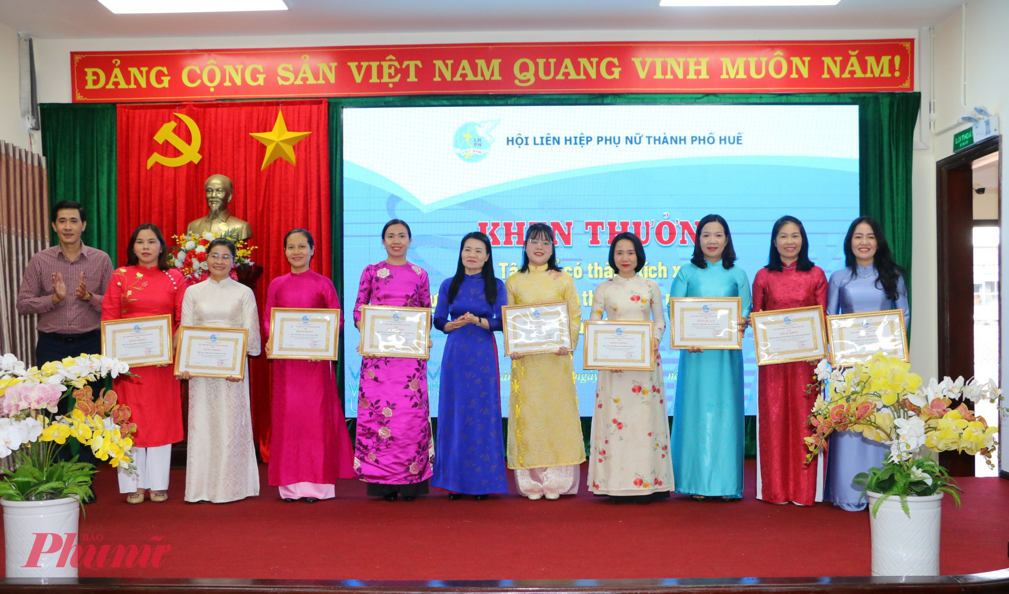 Lan tỏa hình ảnh phụ nữ Huế, sẵn sàng bước vào kỷ nguyên vươn mình của dân tộc- Ảnh 2. Lan tỏa hình ảnh phụ nữ Huế, sẵn sàng bước vào kỷ nguyên vươn mình của dân tộc- Ảnh 2.
