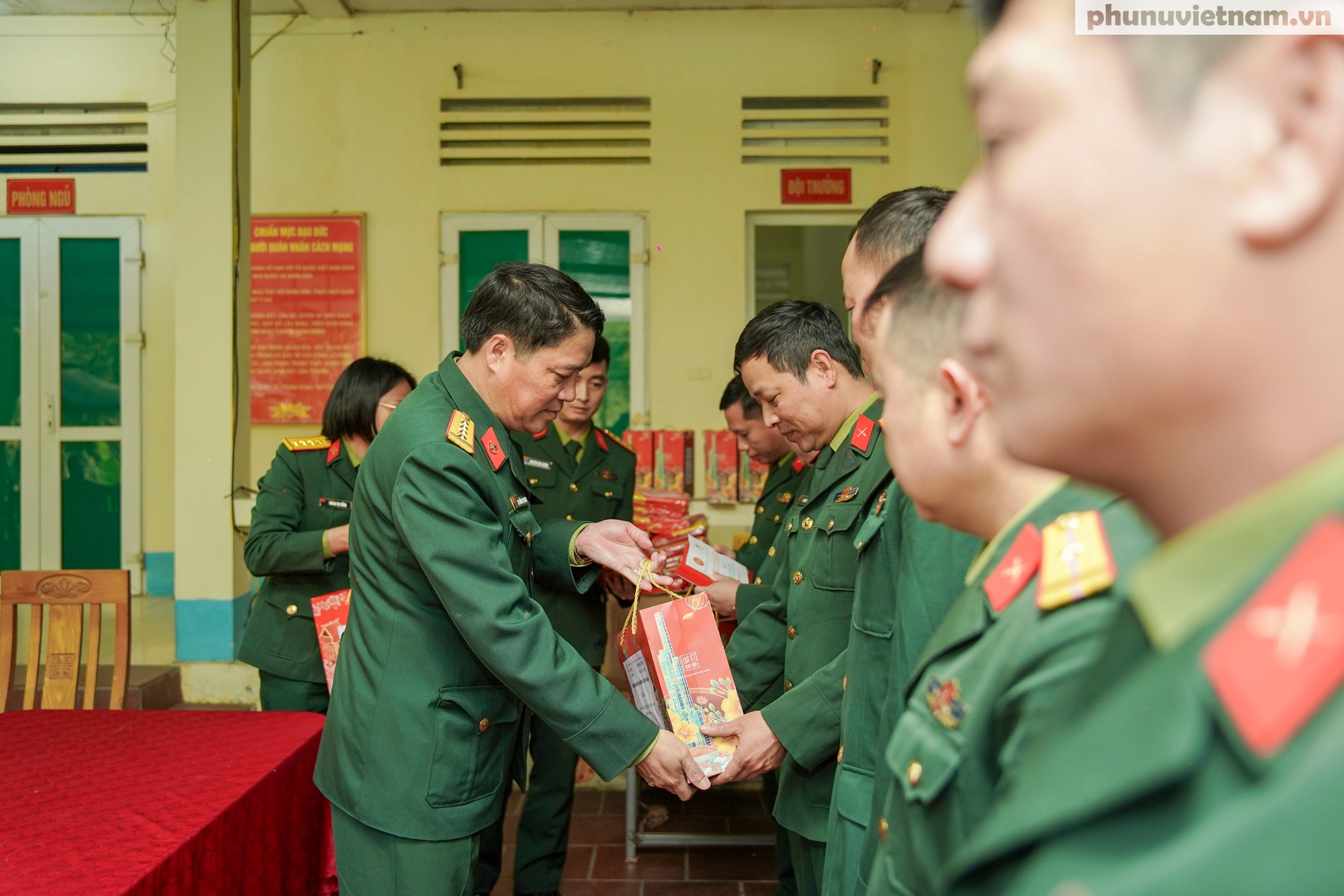 Phụ nữ Đặc công đồng hành cùng phụ nữ, trẻ em nghèo, tri ân liệt sĩ, chiến sĩ nơi biên giới- Ảnh 10.