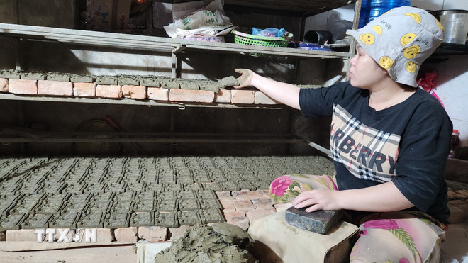 Giữ lửa làng nghề làm tượng Táo quân ở xứ Huế- Ảnh 1.