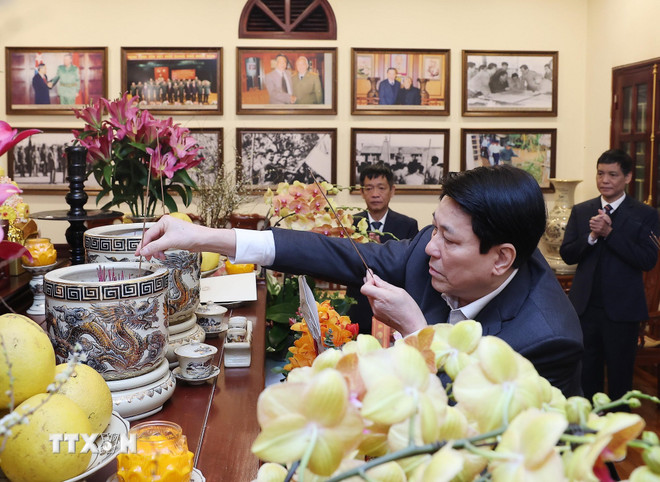 Chủ tịch nước thắp hương tưởng nhớ các đồng chí nguyên lãnh đạo Đảng, Nhà nước- Ảnh 1.