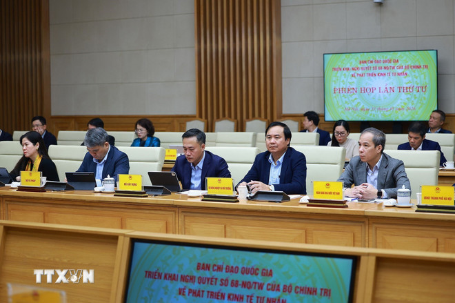 Thủ tướng: Nhà nước thực hiện "5 thông", doanh nghiệp thực hiện "5 tiên phong" để phát triển kinh tế tư nhân- Ảnh 2.