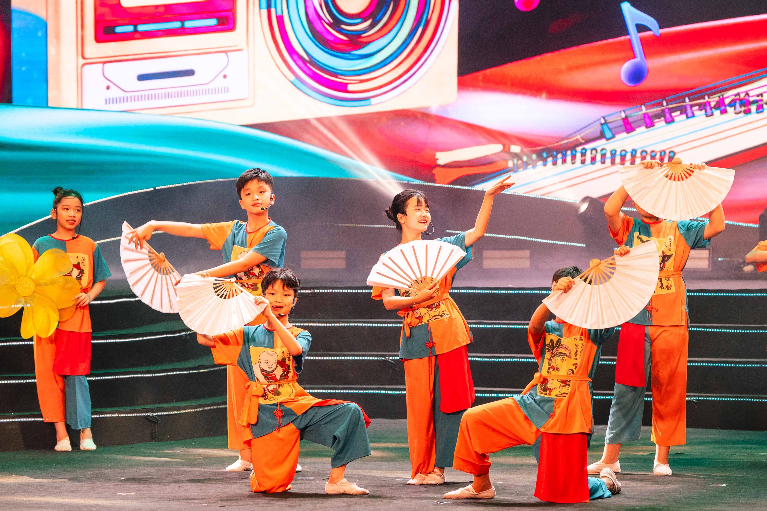 Lan tỏa niềm tin với Đảng qua chương trình nghệ thuật đặc biệt- Ảnh 7. Lan tỏa niềm tin với Đảng qua chương trình nghệ thuật đặc biệt- Ảnh 7.