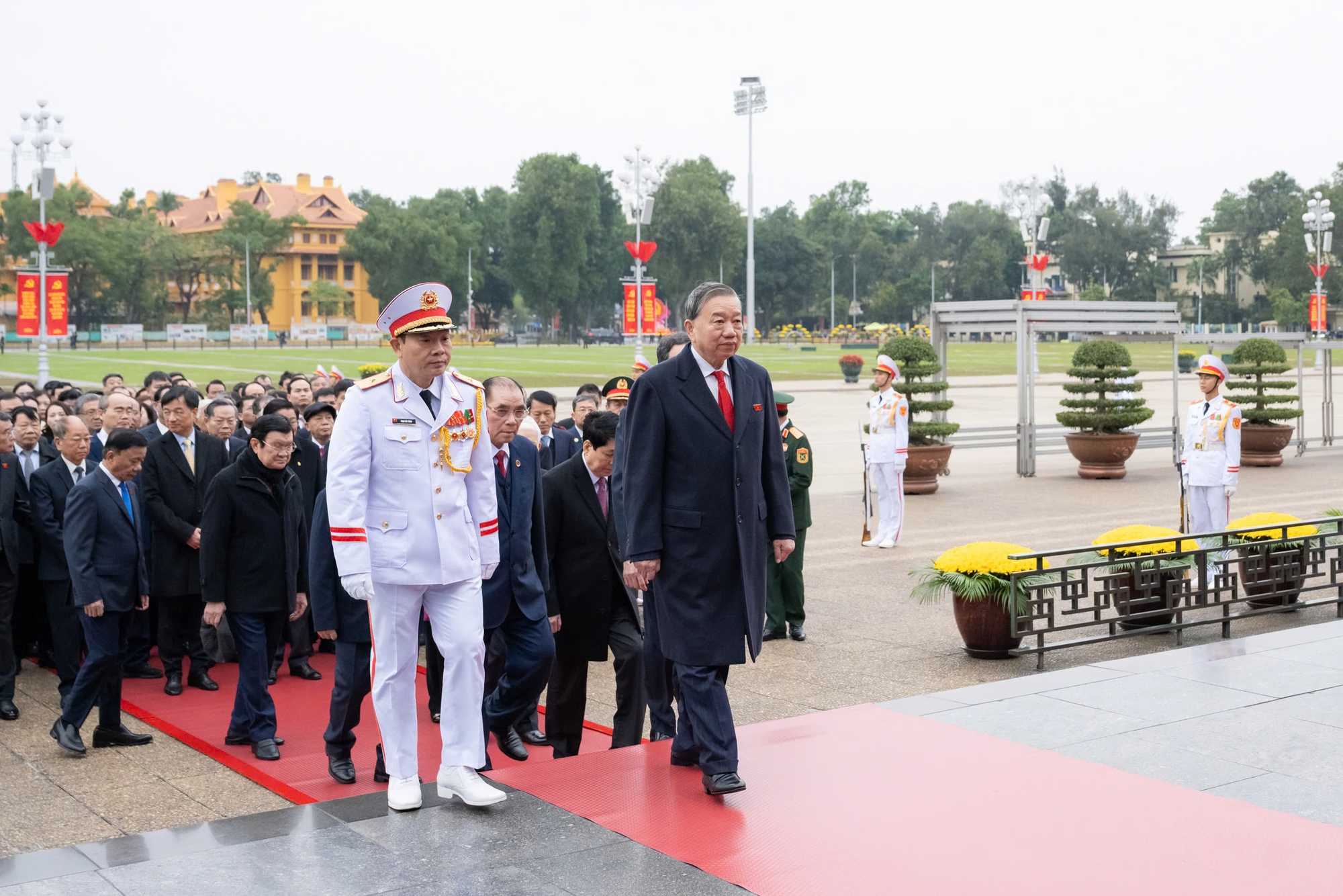 Lãnh đạo Đảng, Nhà nước vào Lăng viếng Chủ tịch Hồ Chí Minh nhân 80 năm Ngày Tổng tuyển cử đầu tiên- Ảnh 3.