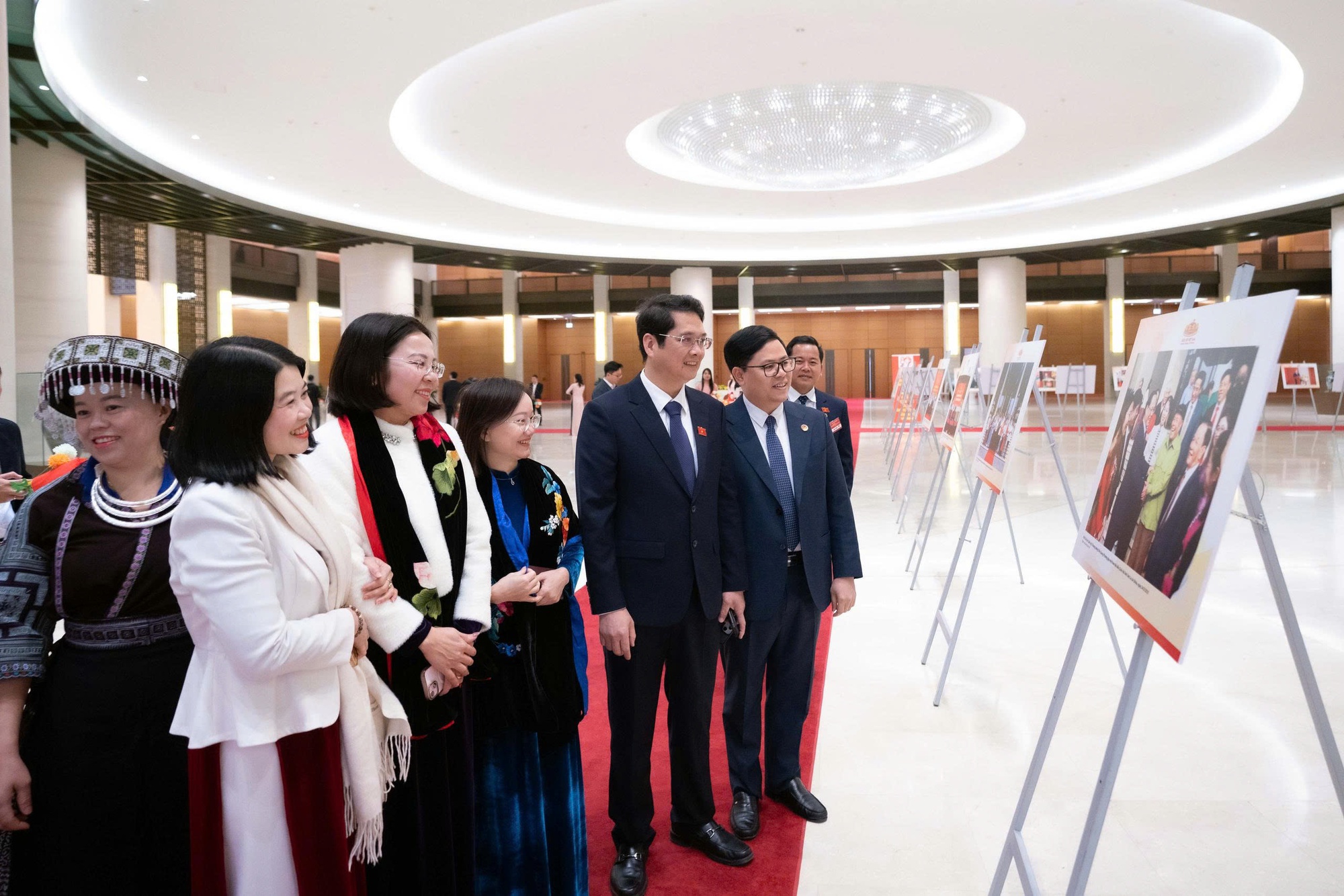 Lãnh đạo Đảng, Nhà nước, đại biểu Quốc hội tham quan Triển lãm "Quốc hội Việt Nam - 80 năm đồng hành cùng dân tộc"- Ảnh 3.